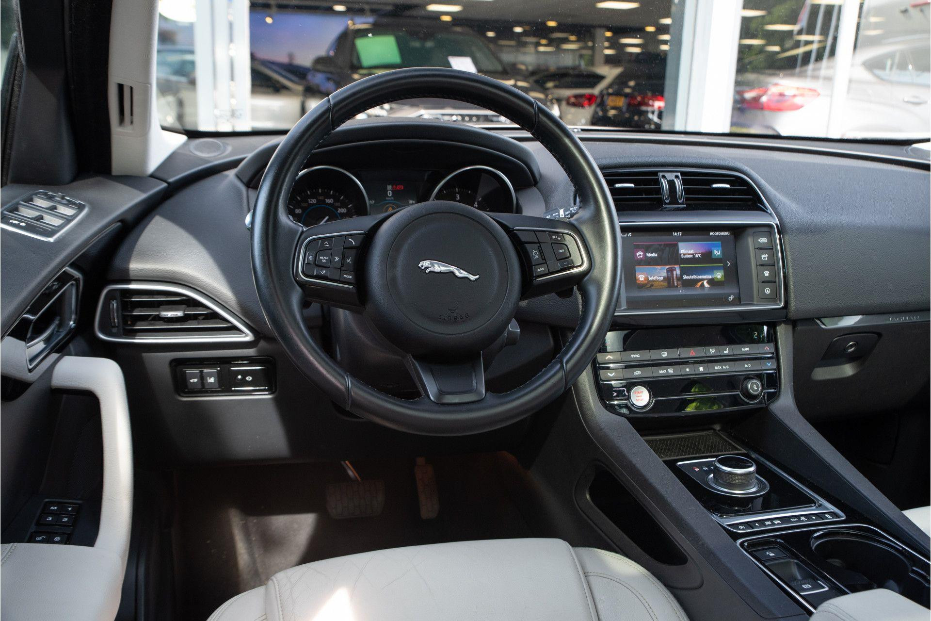 Jaguar F-Pace 2.0 Portfolio Pano AWD 20d 2017  10