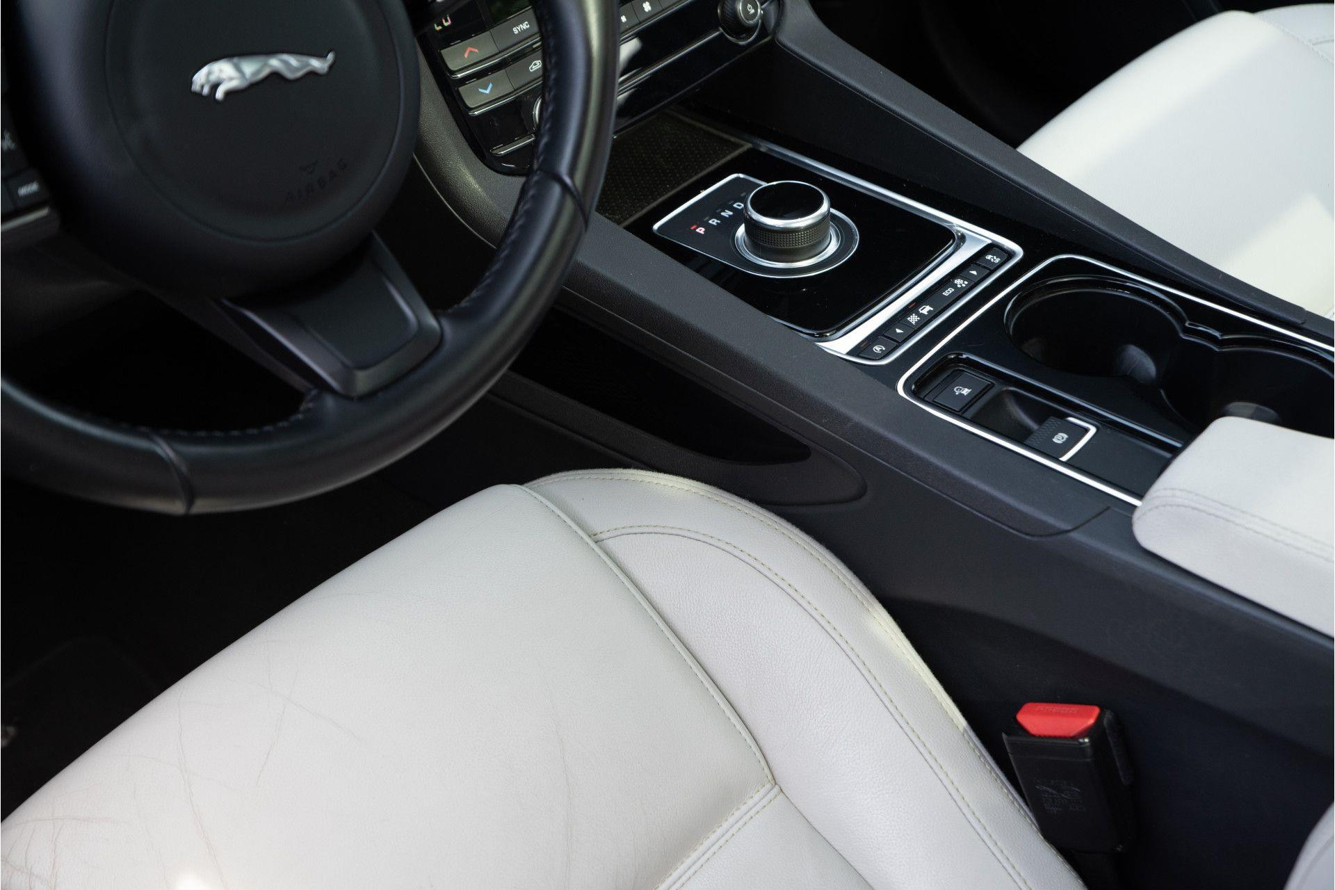 Jaguar F-Pace 2.0 Portfolio Pano AWD 20d 2017  24