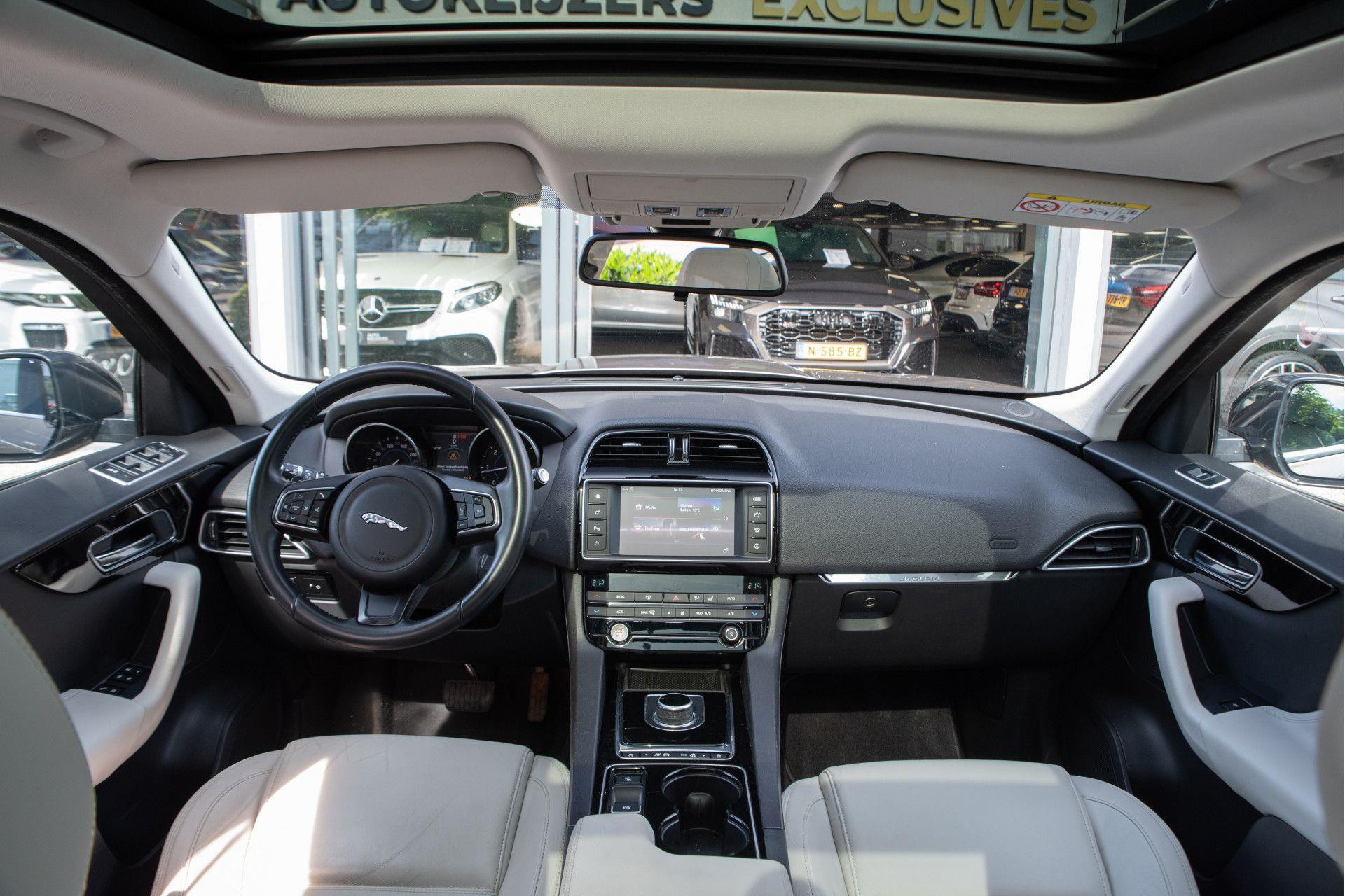 Jaguar F-Pace 2.0 Portfolio Pano AWD 20d 2017  9