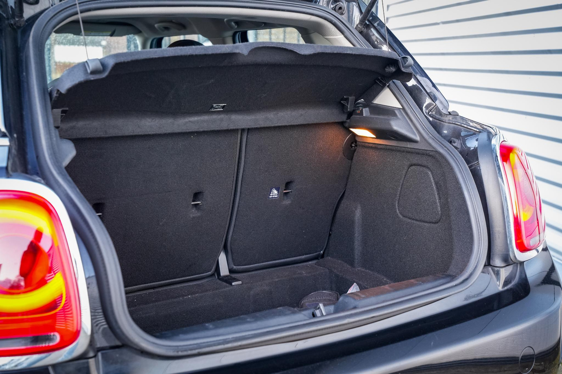 MINI 5-deurs 1.5 One 2019 Midnight black 24