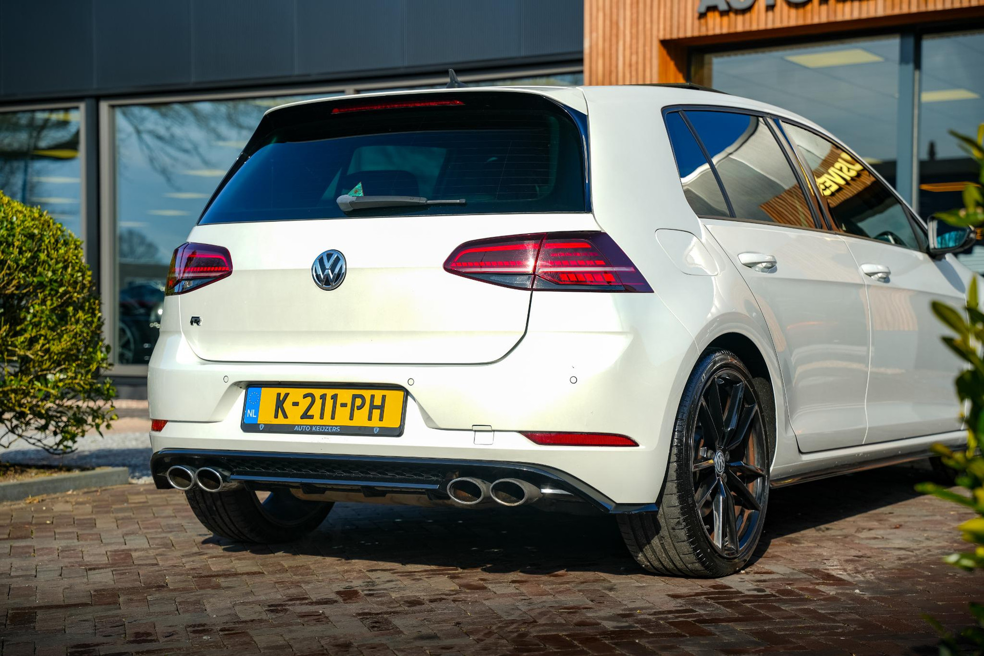 Volkswagen Golf 2.0 TSI 4Motion R 2017 Oryx white pearl 11