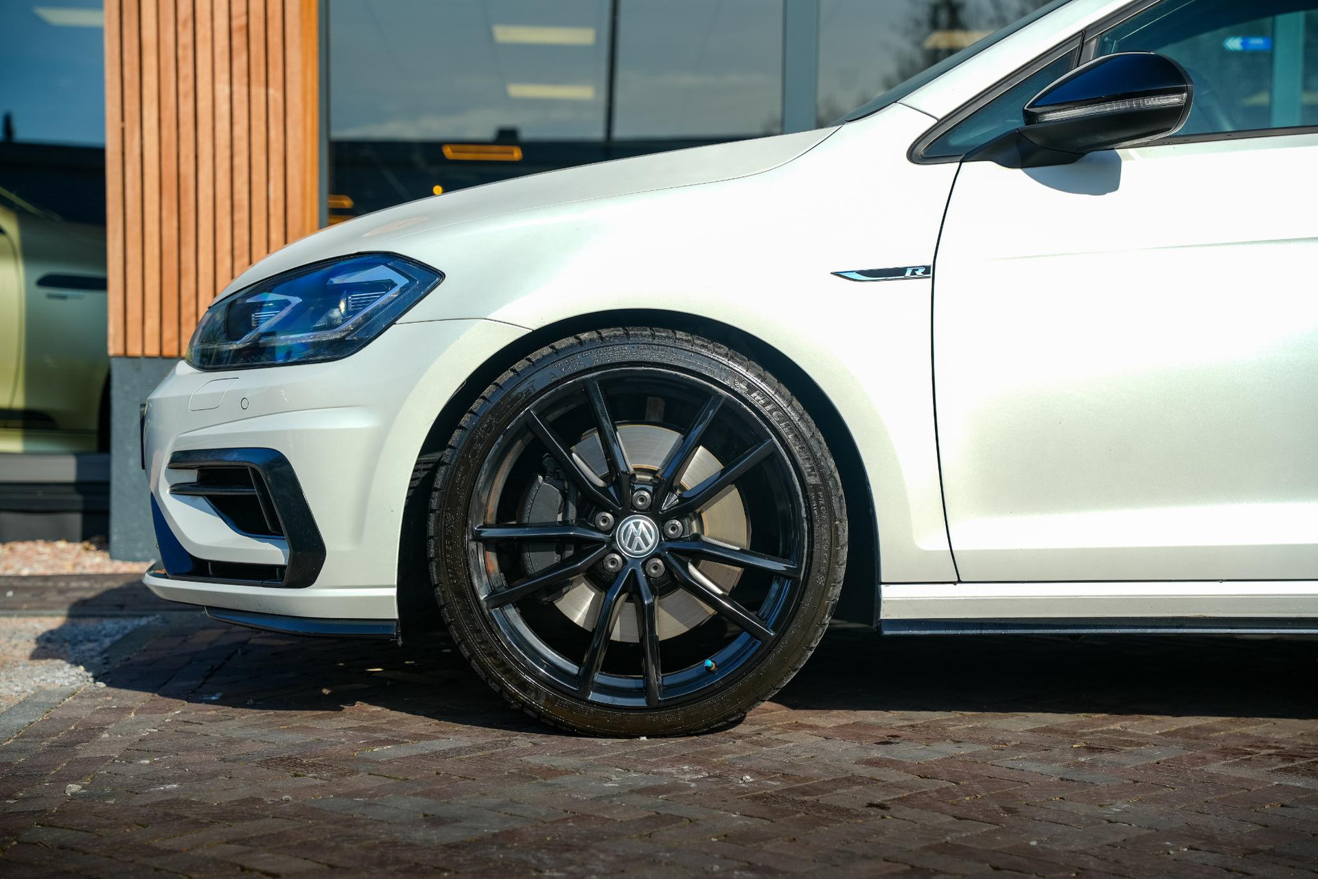 Volkswagen Golf 2.0 TSI 4Motion R 2017 Oryx white pearl 12