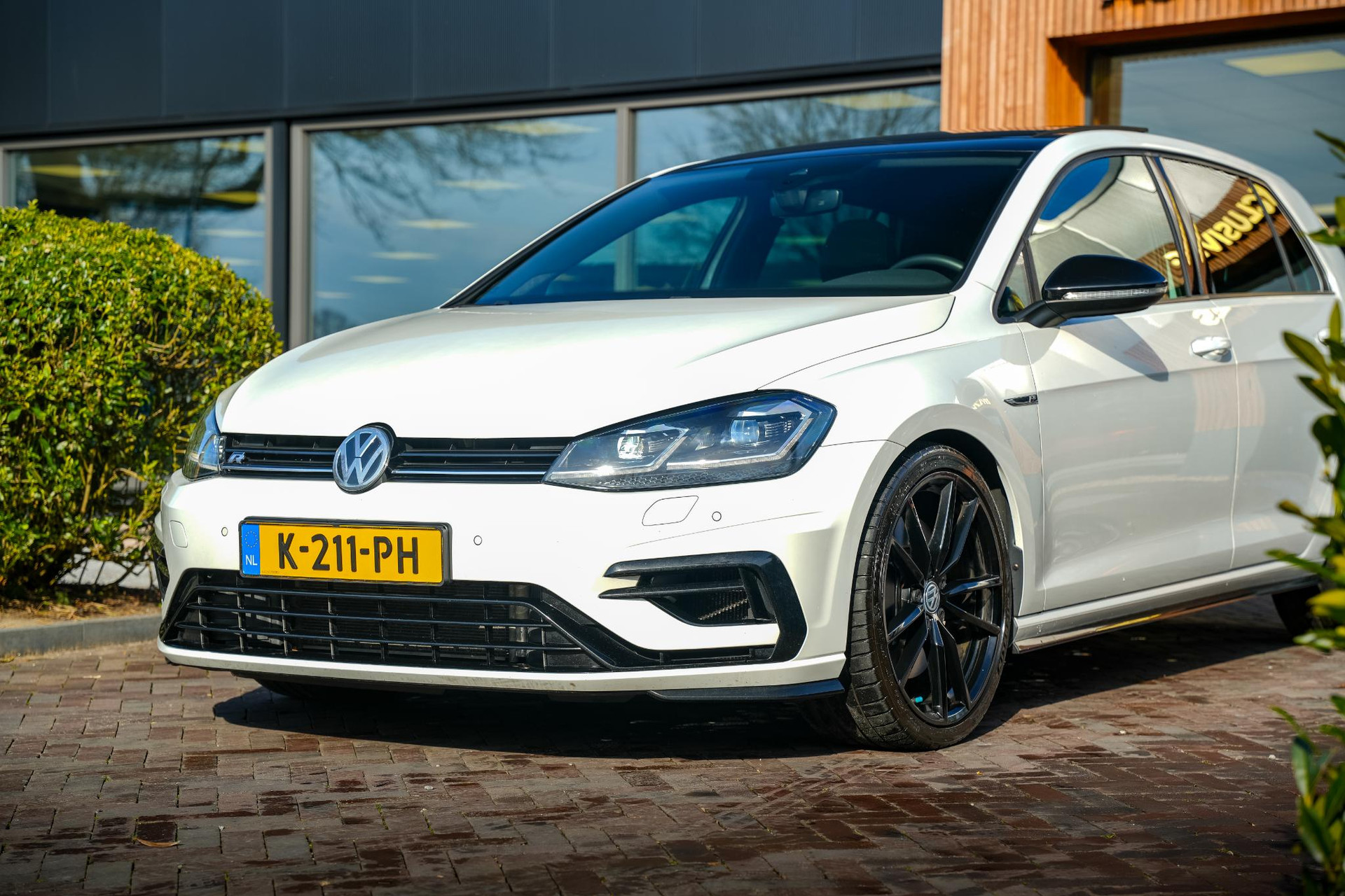 Volkswagen Golf 2.0 TSI 4Motion R 2017 Oryx white pearl 13