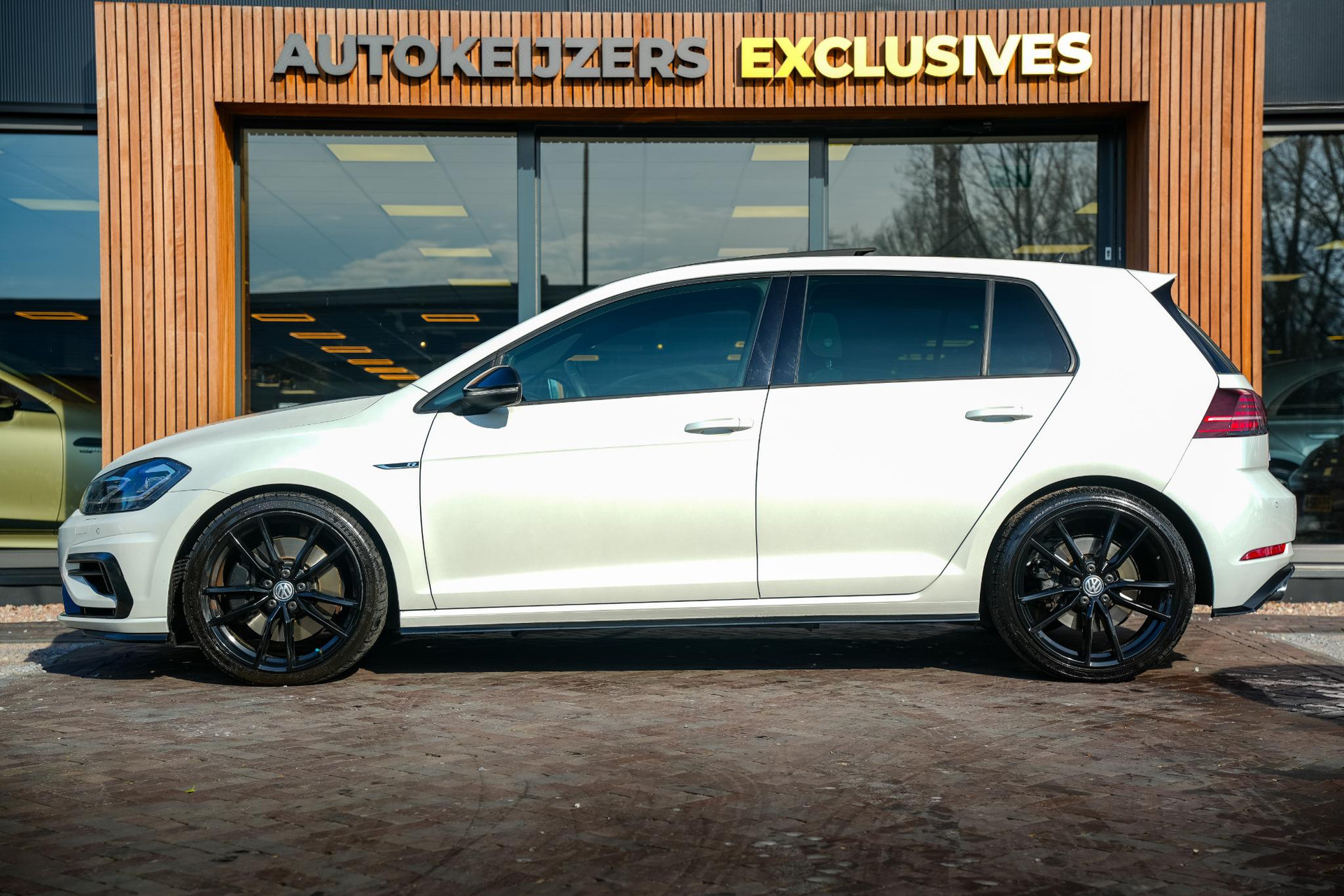 Volkswagen Golf 2.0 TSI 4Motion R 2017 Oryx white pearl 5
