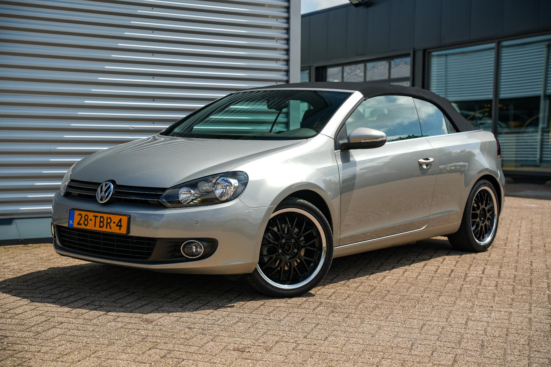 Volkswagen GOLF Cabriolet 1.2 TSI BlueMotion 2012 Tungsten silver / zwart dak 24