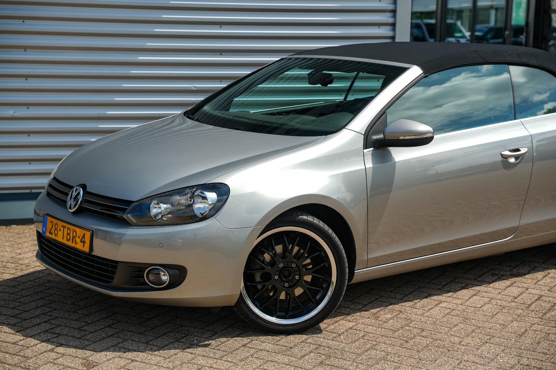 Volkswagen GOLF Cabriolet 1.2 TSI BlueMotion 2012 Tungsten silver / zwart dak 25