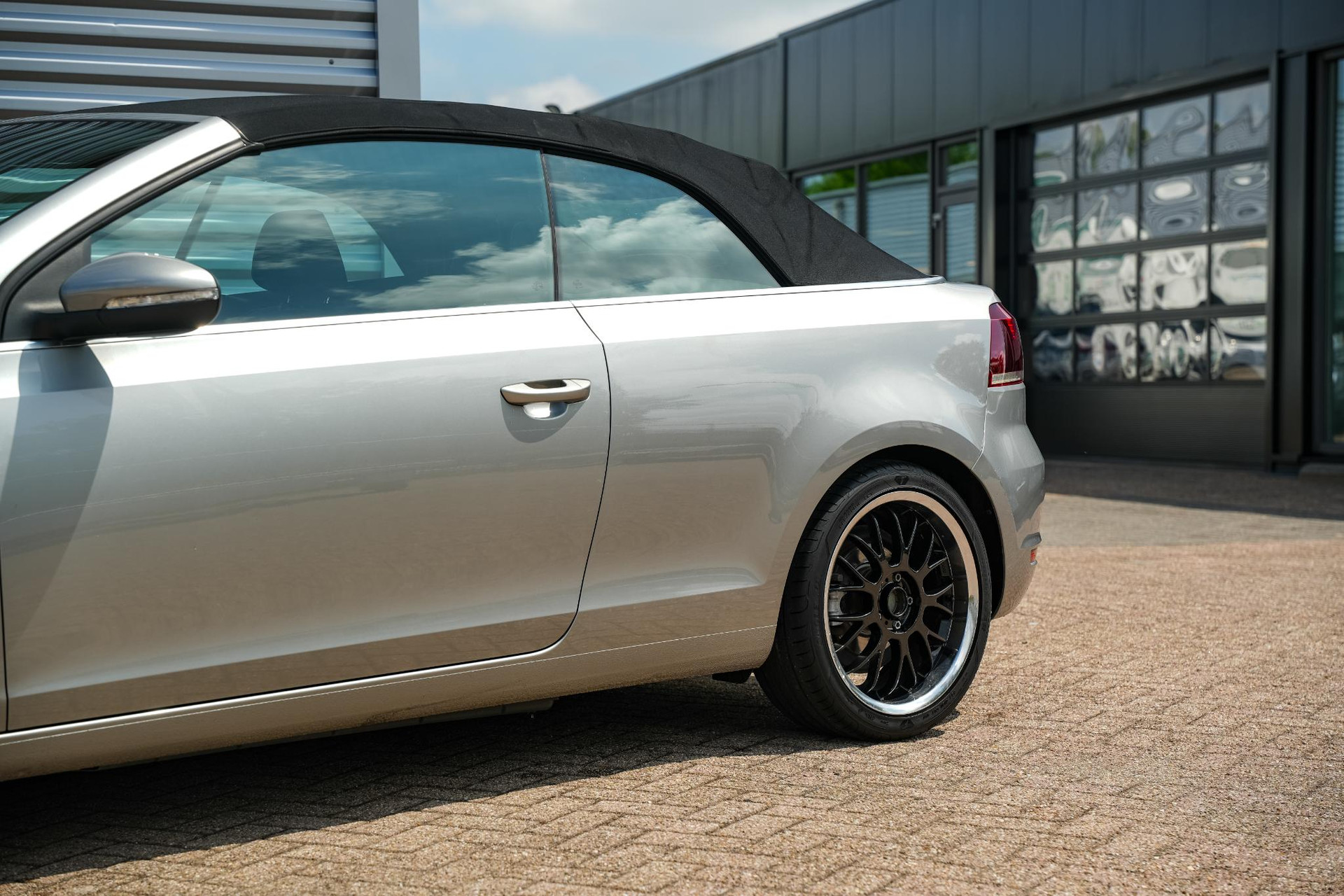 Volkswagen GOLF Cabriolet 1.2 TSI BlueMotion 2012 Tungsten silver / zwart dak 26