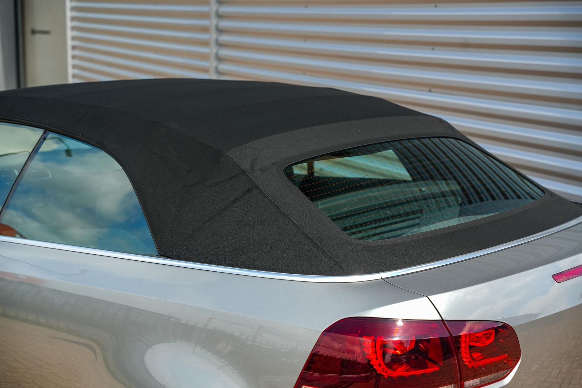 Volkswagen GOLF Cabriolet 1.2 TSI BlueMotion 2012 Tungsten silver / zwart dak 28