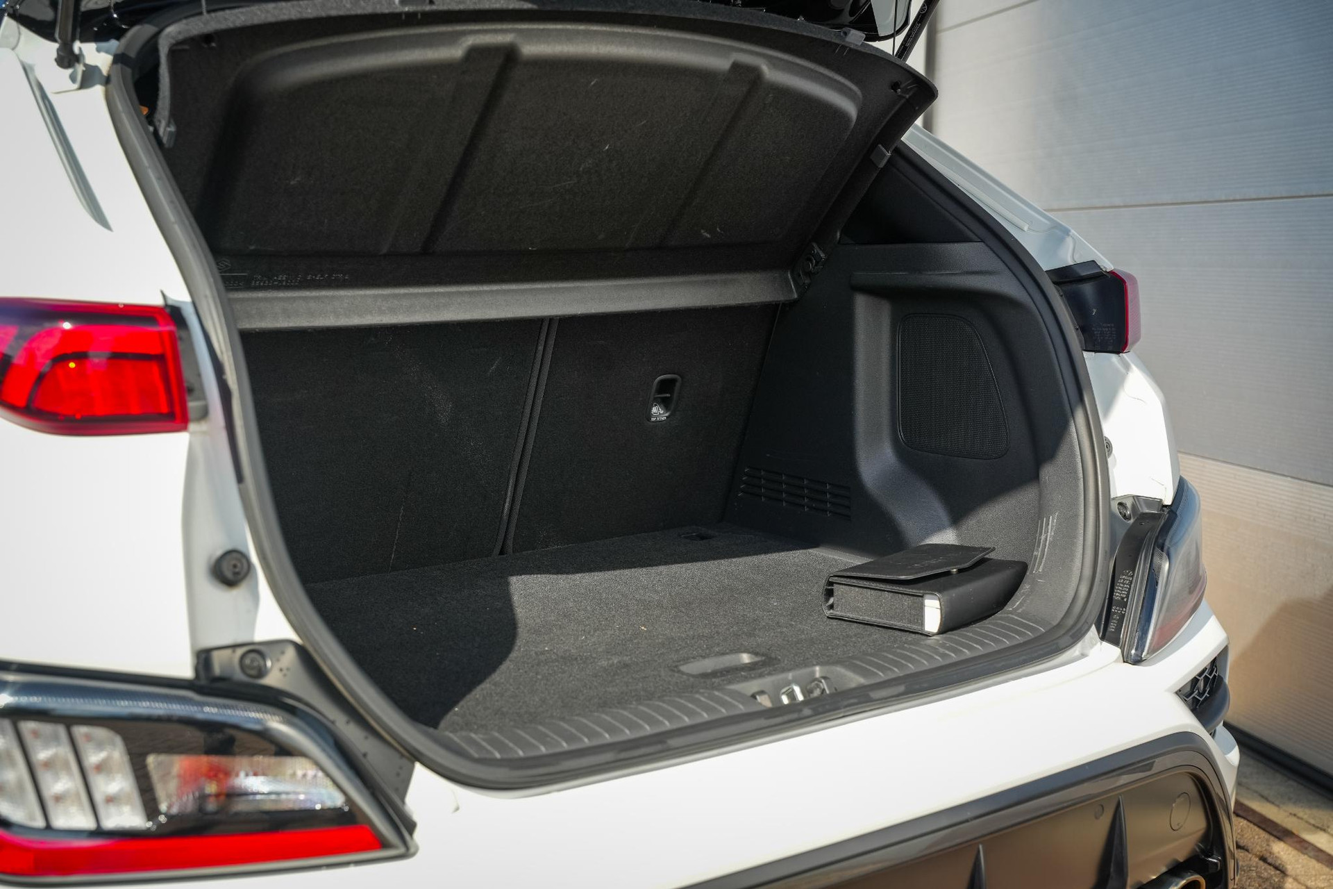 Hyundai KONA 1.6 T-GDI N-Line 2022 Atlas White (SW1) 30