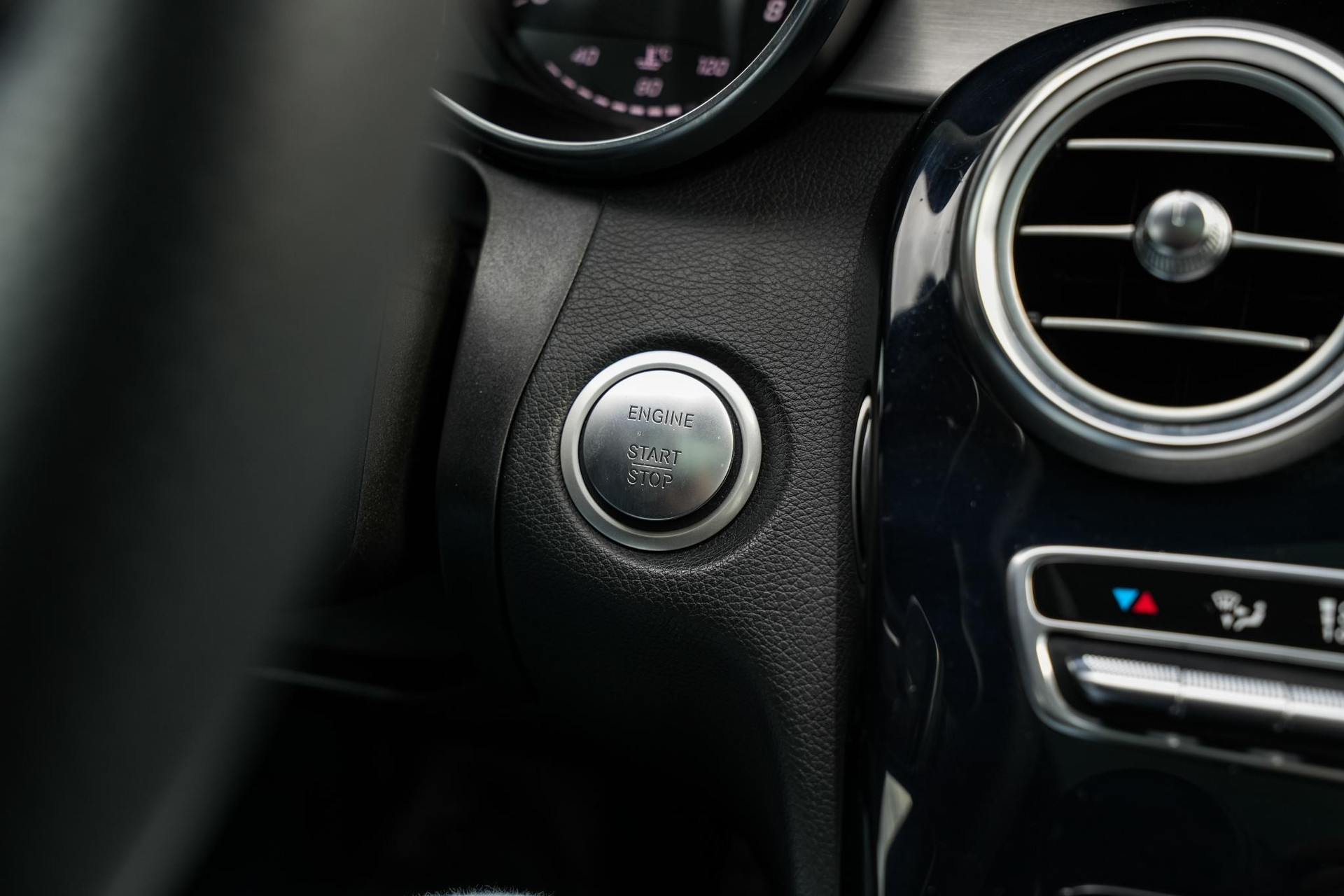 Mercedes-Benz C-Klasse 200 Prestige 2014 TENORITE GRAY METALLIC PAINT (755U) 25