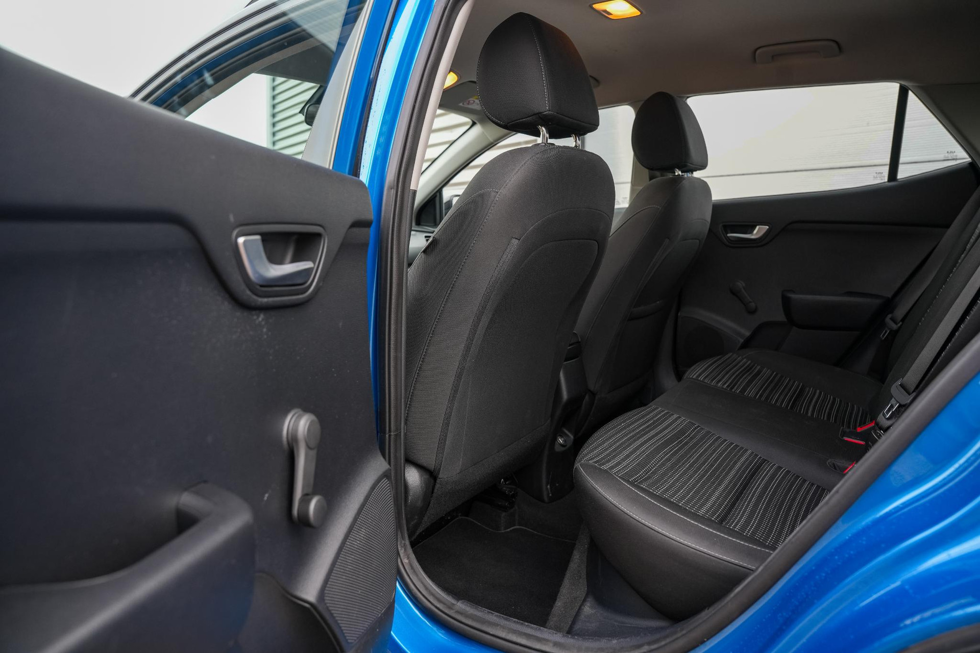 Kia Stonic 1.0 T-GDi MHEV DynamicLine 2021 (bsp) sporty blue/black m 10