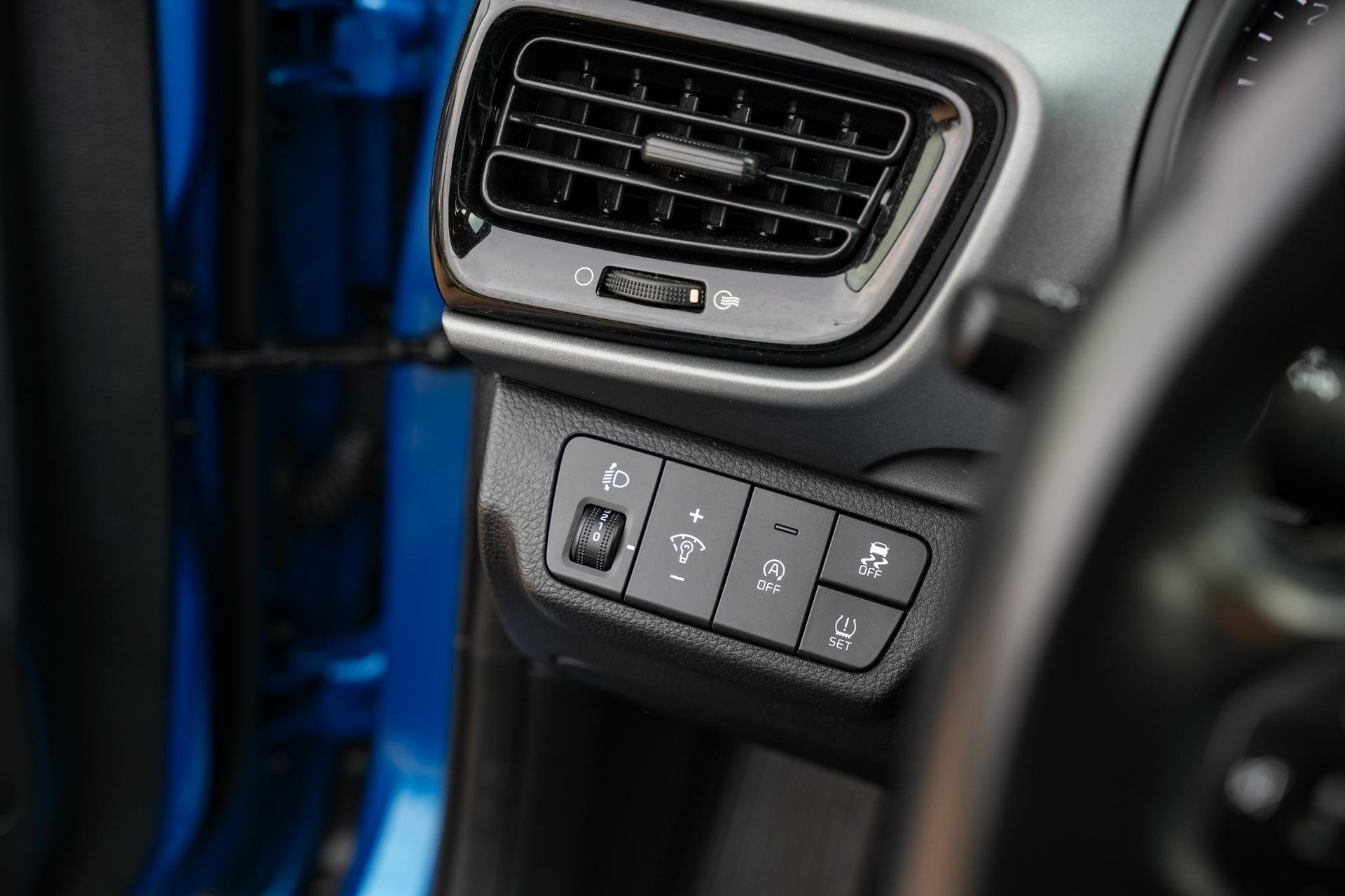 Kia Stonic 1.0 T-GDi MHEV DynamicLine 2021 (bsp) sporty blue/black m 22