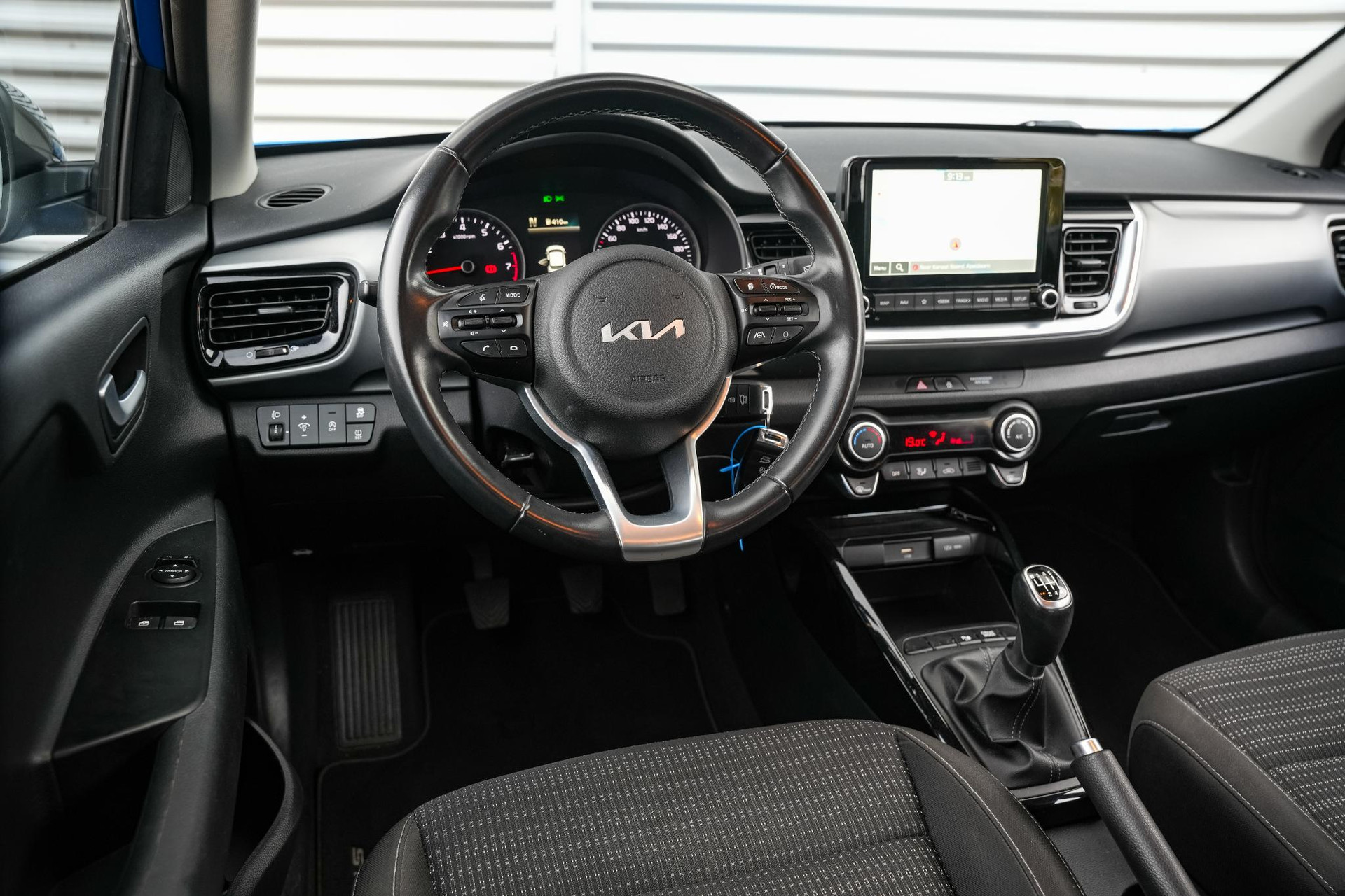 Kia Stonic 1.0 T-GDi MHEV DynamicLine 2021 (bsp) sporty blue/black m 4