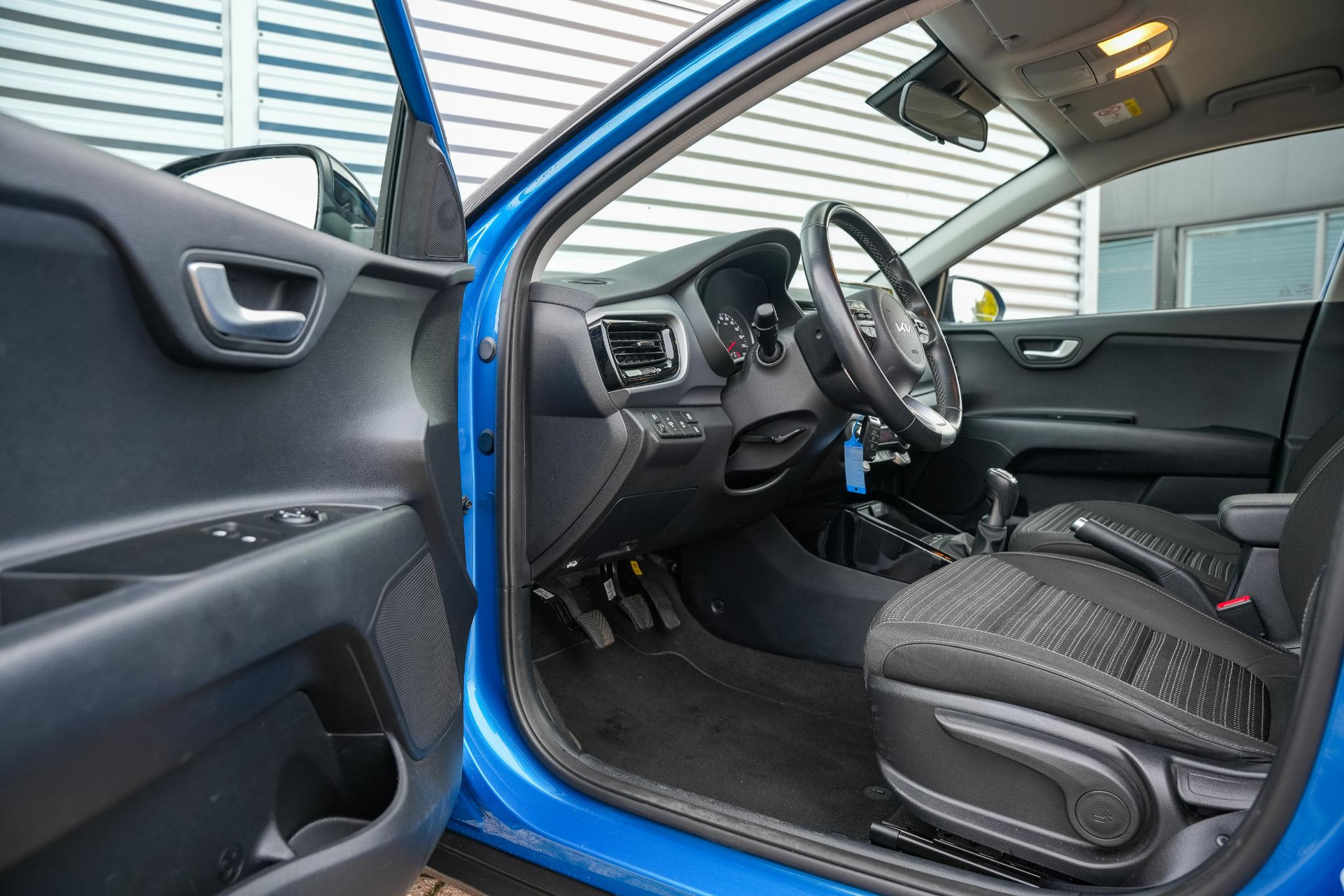 Kia Stonic 1.0 T-GDi MHEV DynamicLine 2021 (bsp) sporty blue/black m 6