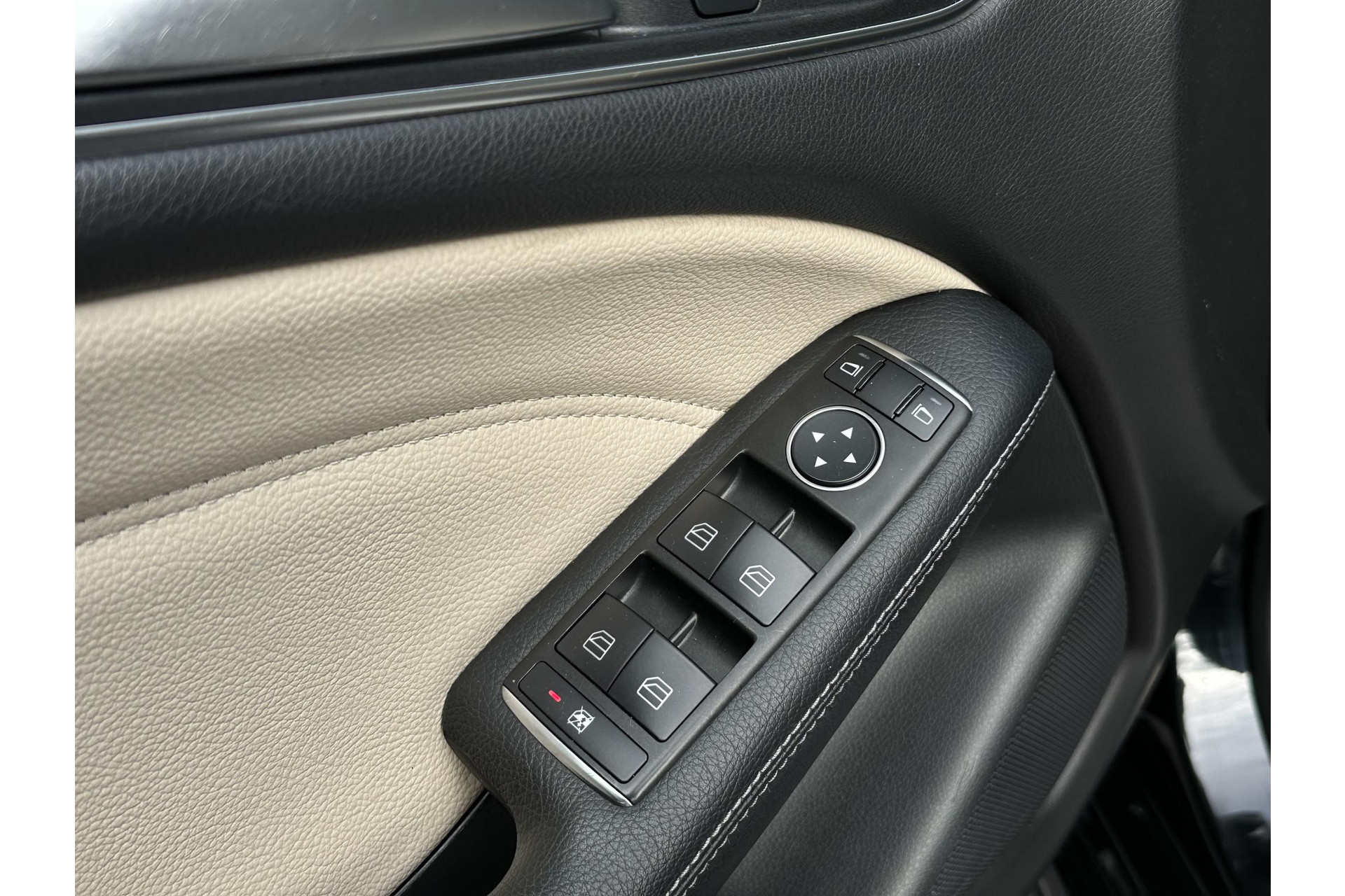 Mercedes-Benz B-Klasse 200 Ambition 2012 KOSMOSBLACK - MET. (191U) 13