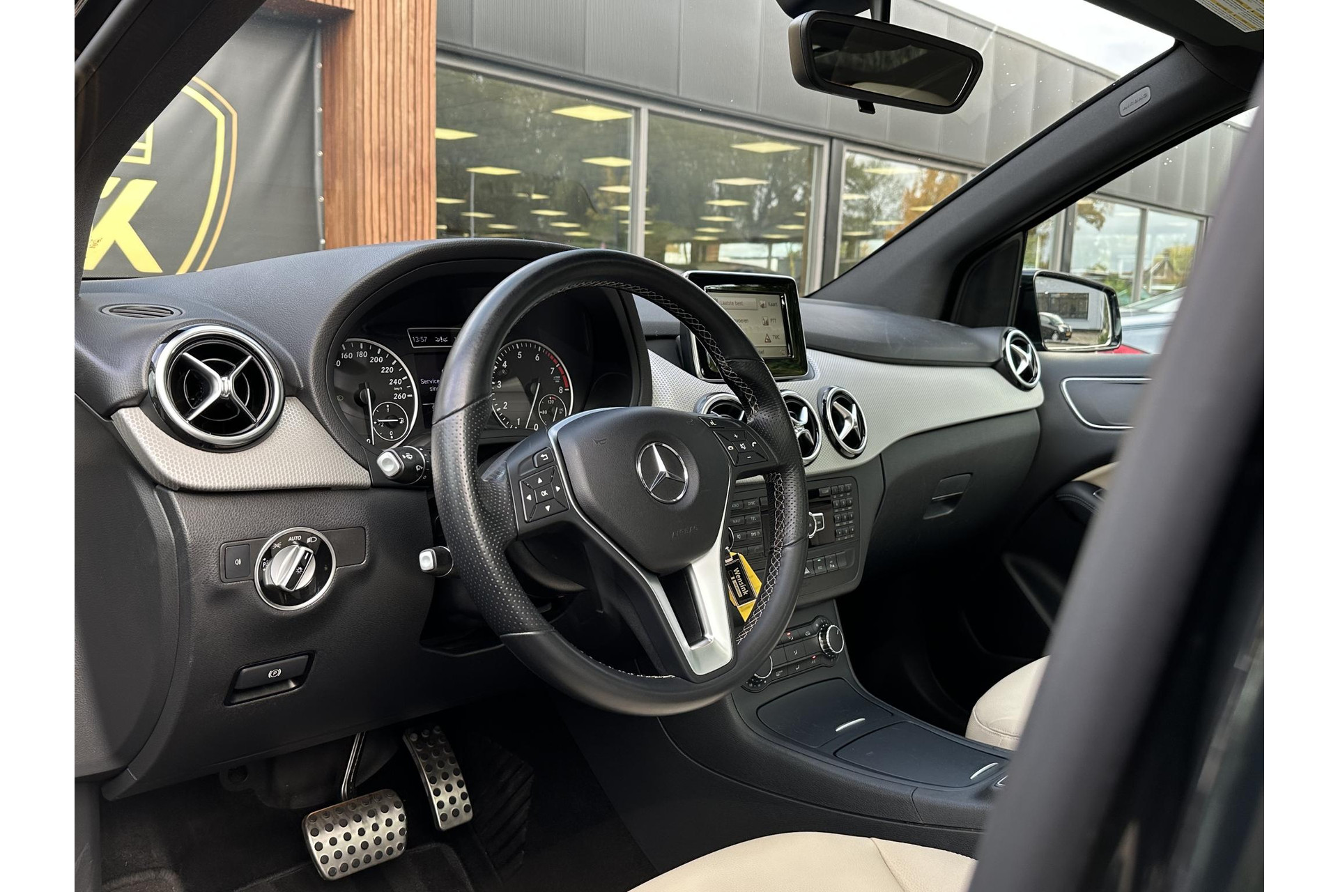 Mercedes-Benz B-Klasse 200 Ambition 2012 KOSMOSBLACK - MET. (191U) 4