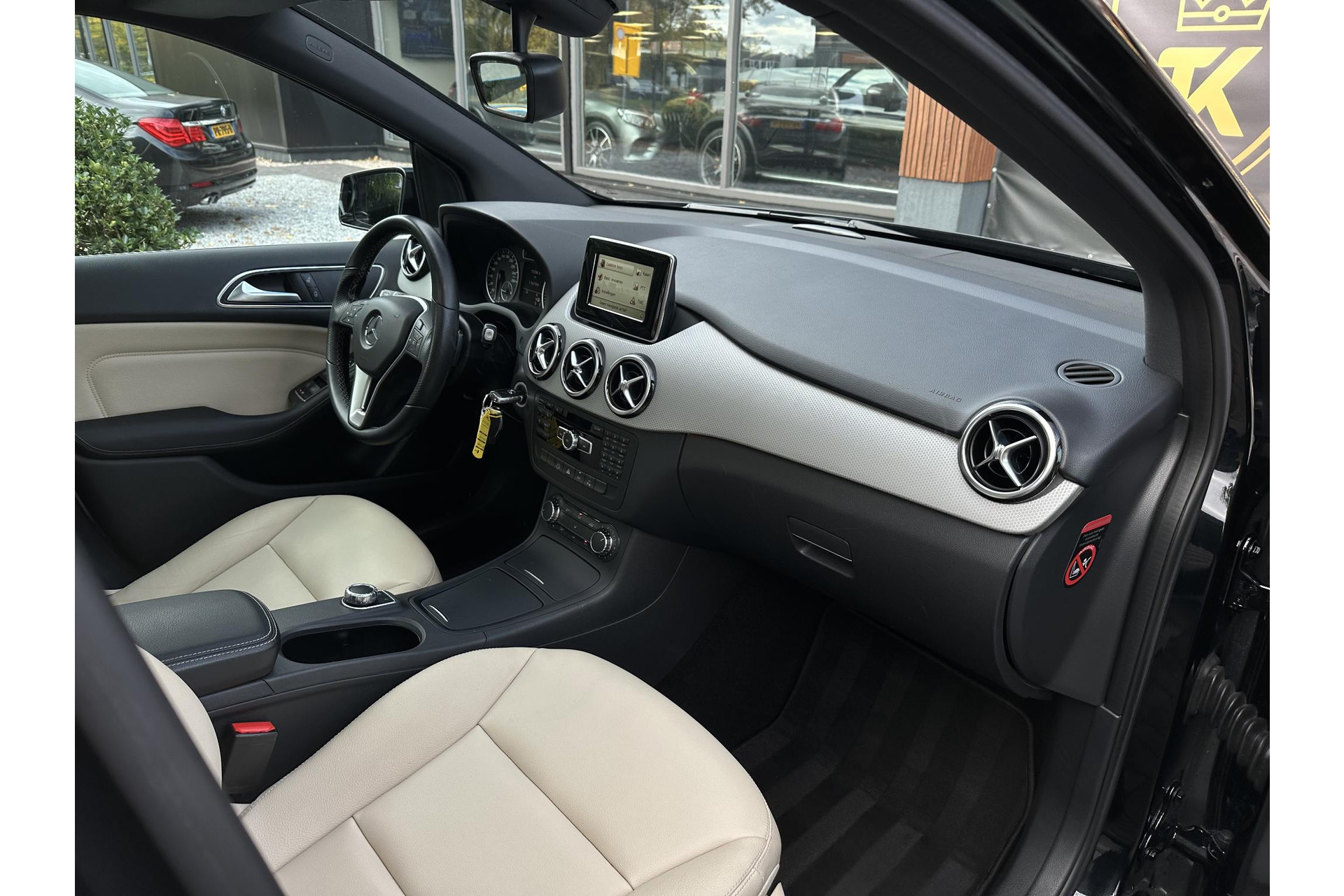 Mercedes-Benz B-Klasse 200 Ambition 2012 KOSMOSBLACK - MET. (191U) 6