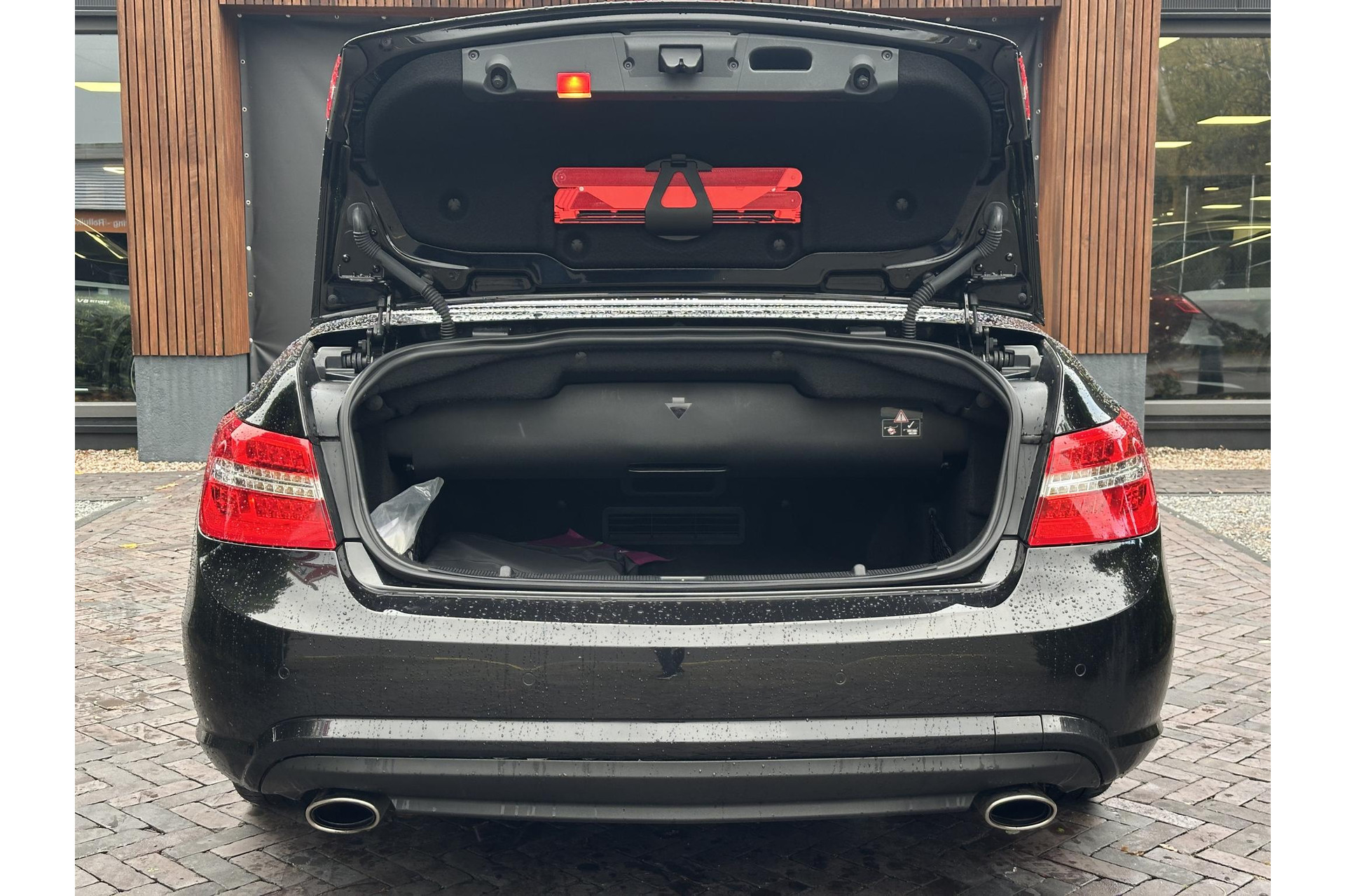 Mercedes-Benz E-Klasse Cabrio 350 CGI Avantgarde 2012 OBSIDIAN BLACK (197U) 13