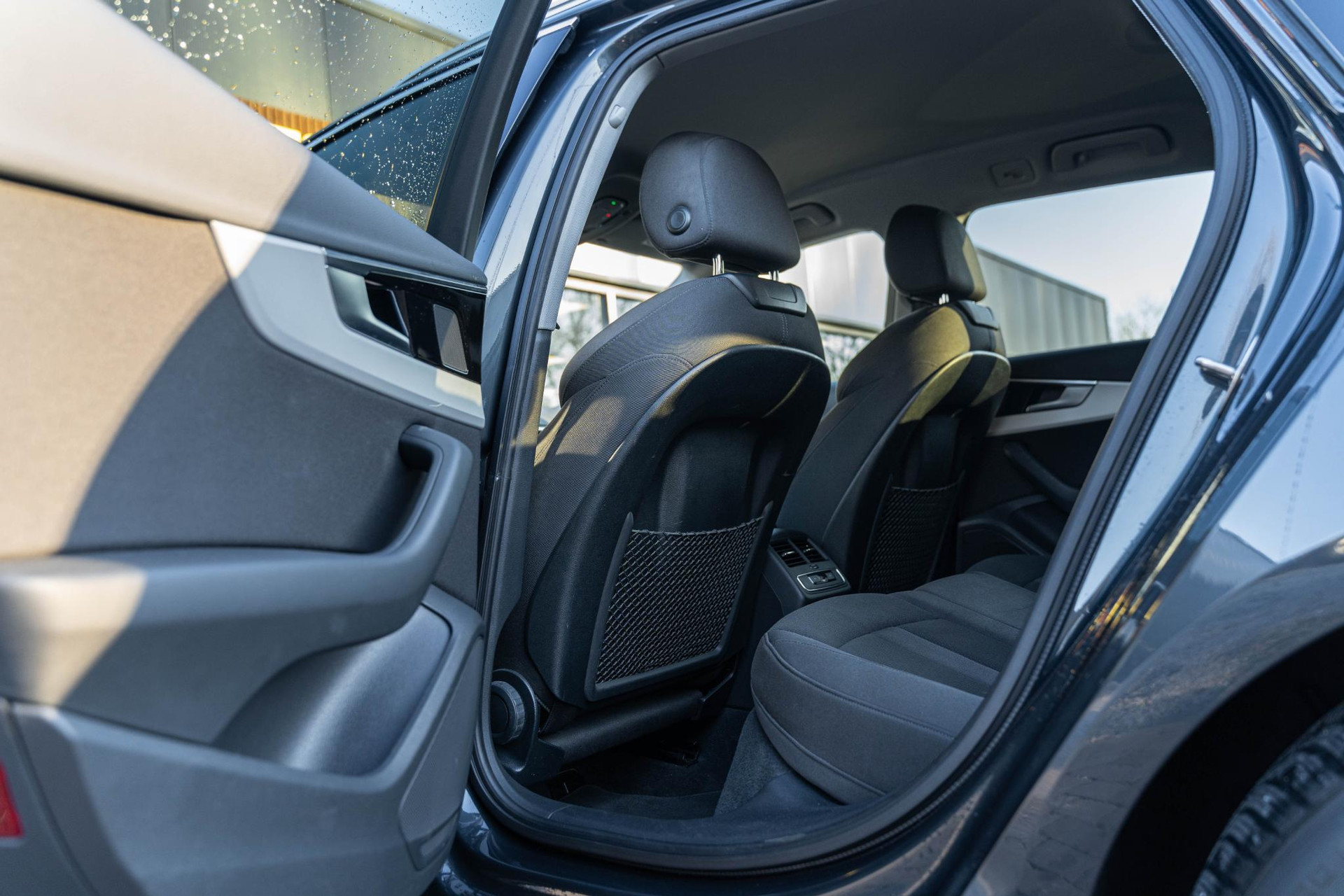 Audi A4 Avant 35 TFSI Business Edition 2020 Manhattangrijs metallic 36