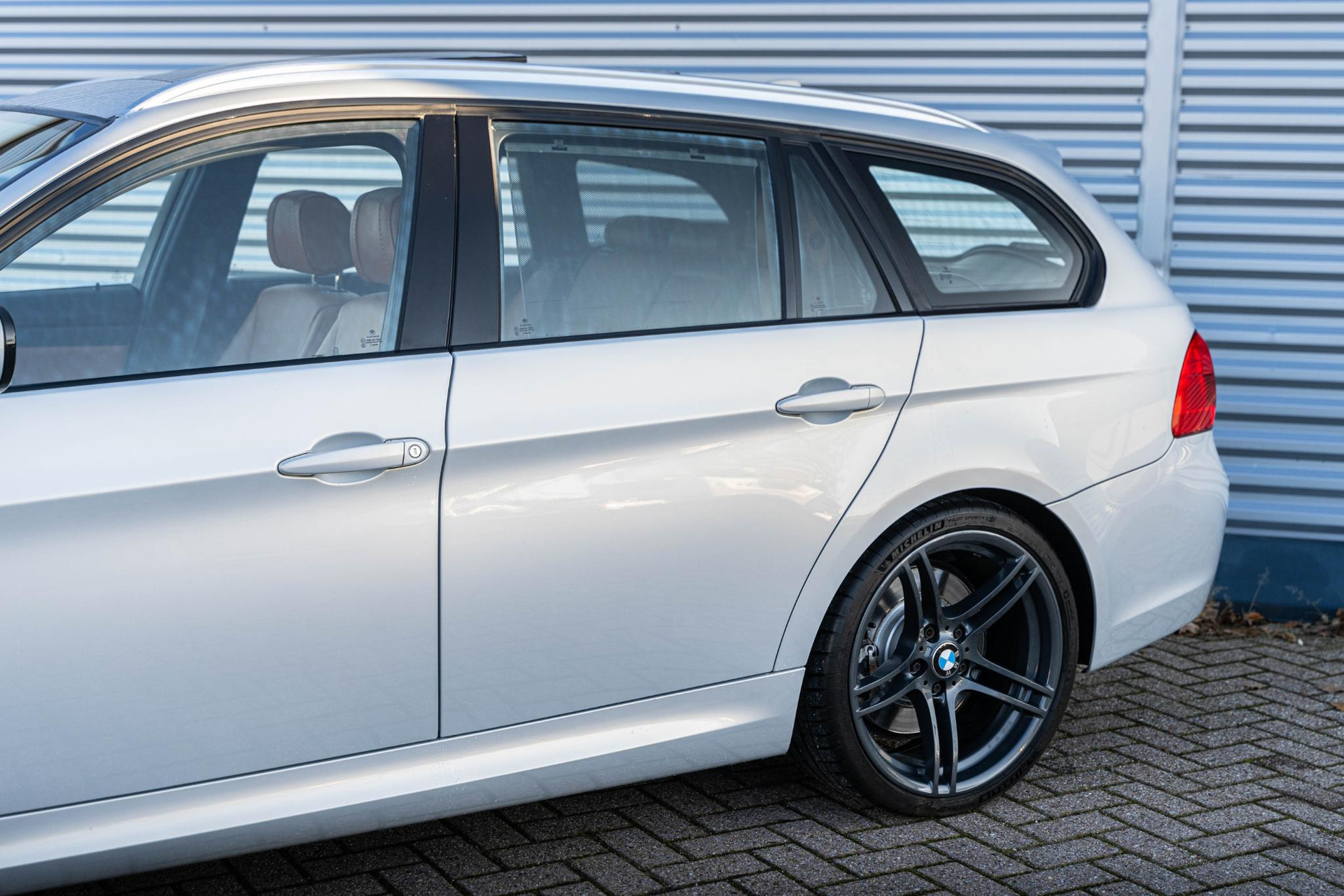 BMW 3 Serie Touring 335xi Luxury Line 2012 Mondstein metallic 13