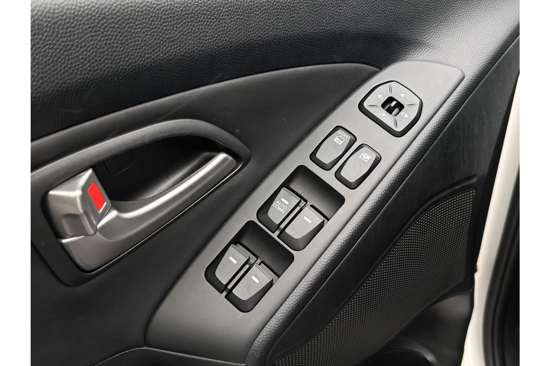 Hyundai ix35 2.0i Business Edition 2013 Creamy White (TCW) 15