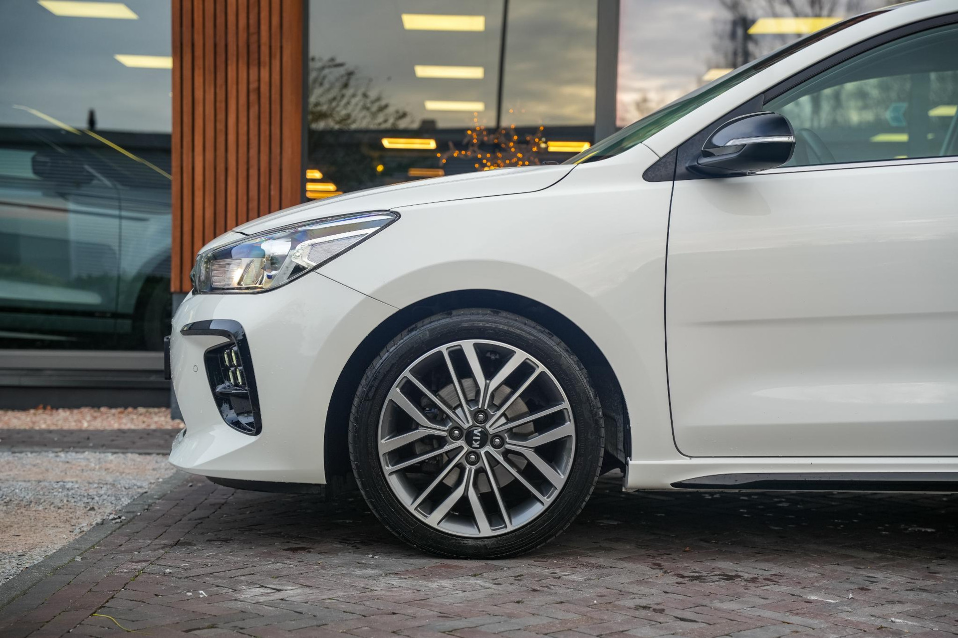 Kia Rio GT line 2021 Clear White (UD) 12