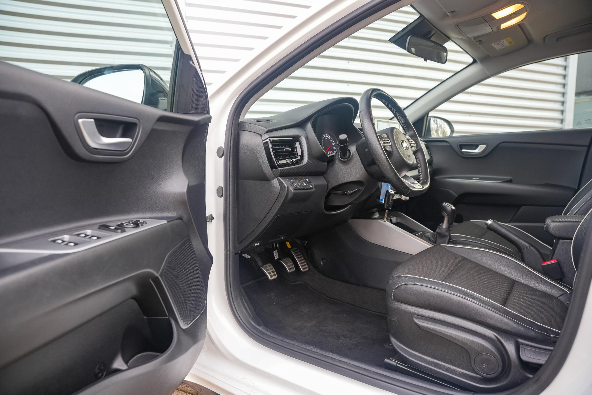 Kia Rio GT line 2021 Clear White (UD) 6