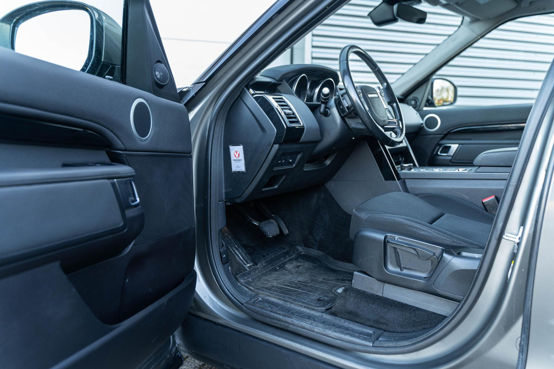 Land Rover Discovery 3.0 Td6 SE 2017  35