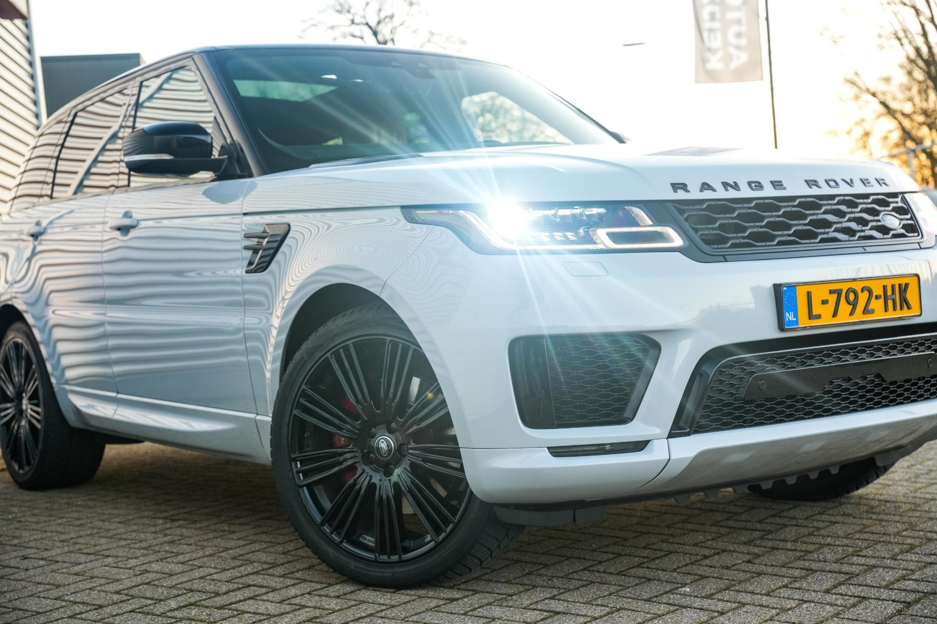 Land Rover Range Rover Sport 2.0 P400e HSE Dynamic 2018 Exterior Paint - Yulong White (1AQ) 34