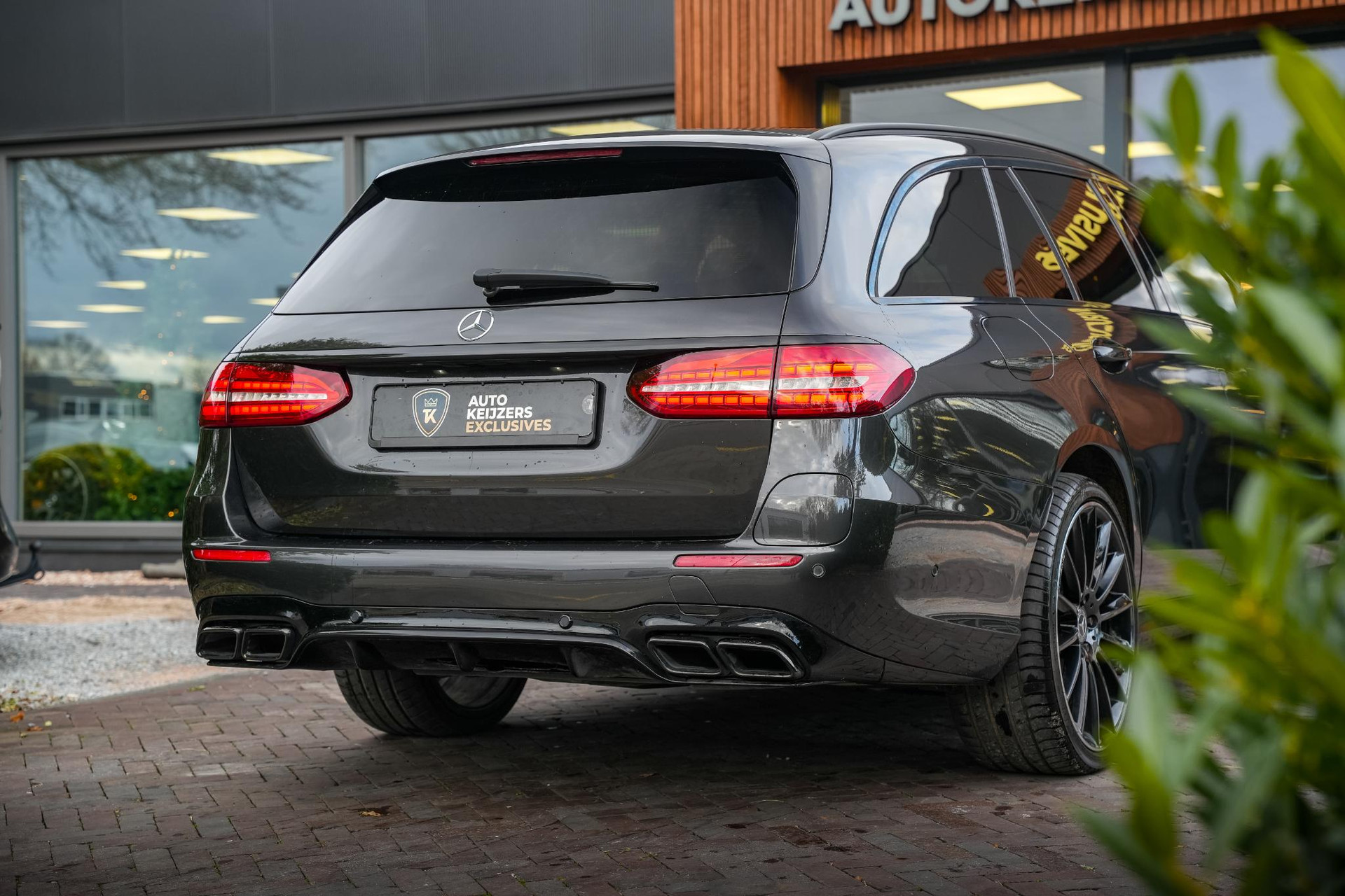 Mercedes-Benz E-Klasse 300 de 2022 GRAPHITE GRAY - METALLIC FINISH (831U) 11