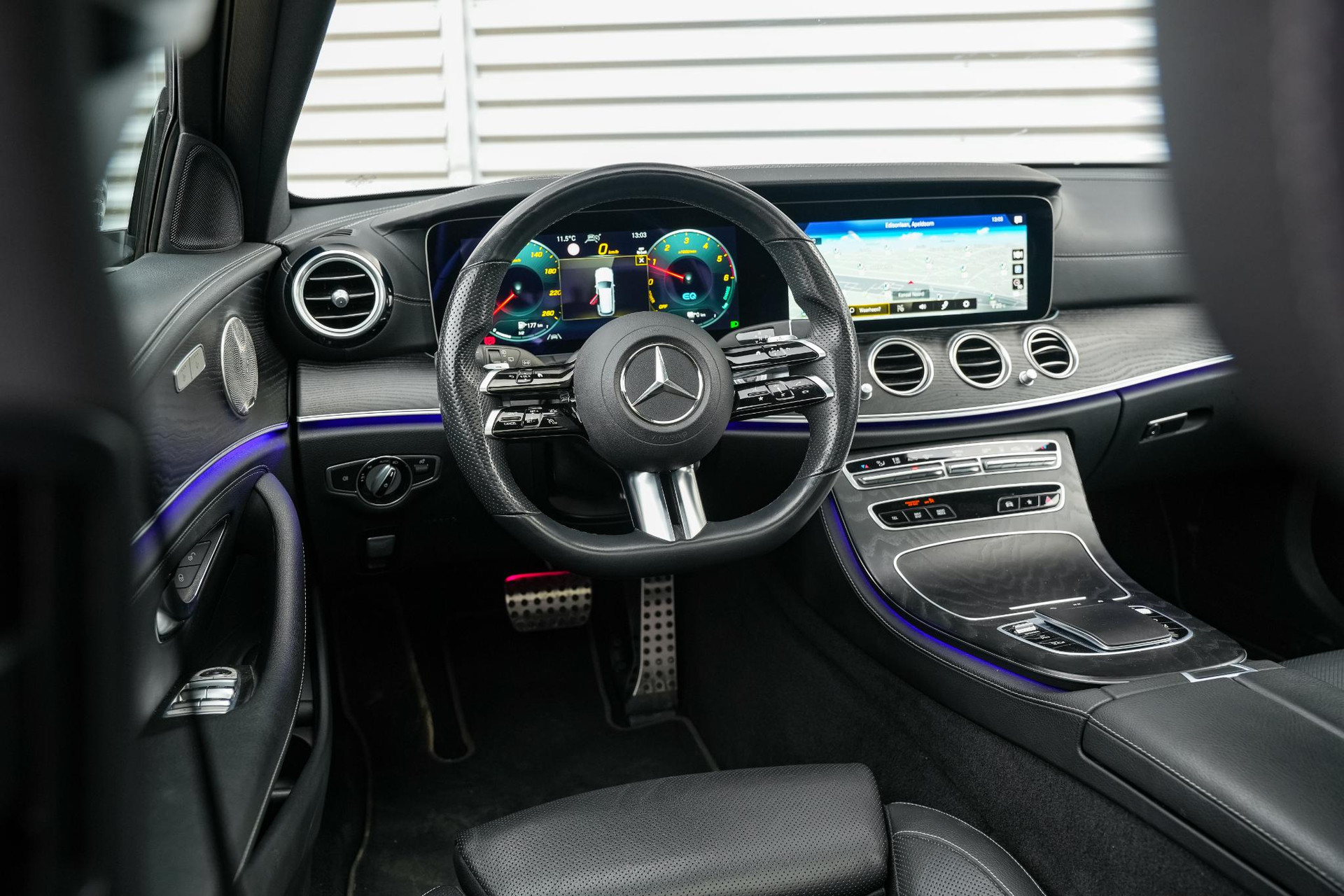 Mercedes-Benz E-Klasse 300 de 2022 GRAPHITE GRAY - METALLIC FINISH (831U) 4