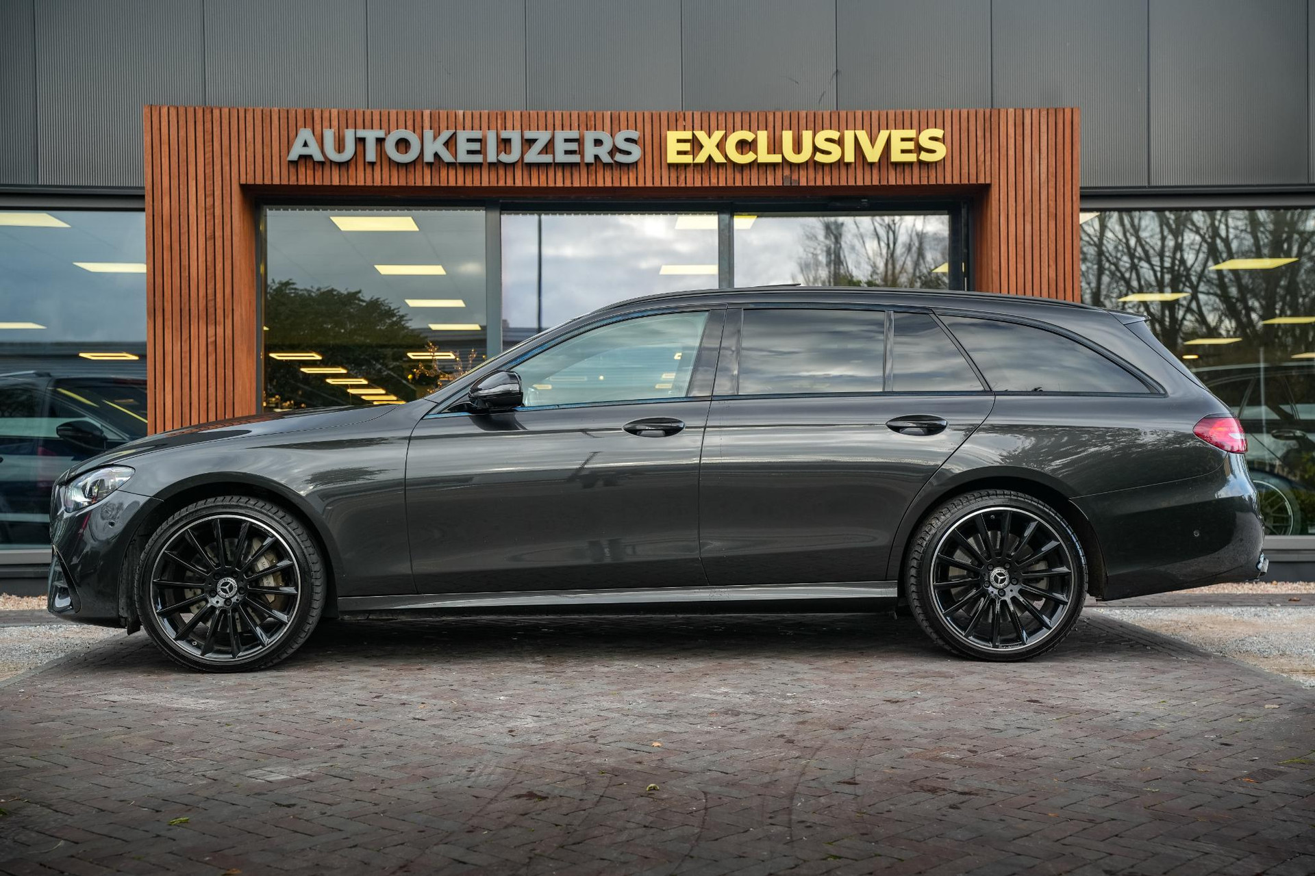 Mercedes-Benz E-Klasse 300 de 2022 GRAPHITE GRAY - METALLIC FINISH (831U) 5
