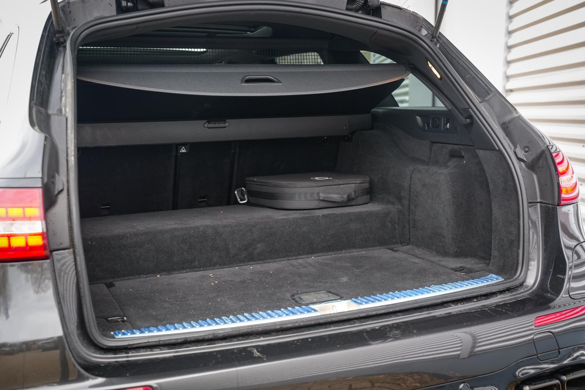 Mercedes-Benz E-Klasse E300 de 2022 GRAPHITE GRAY - METALLIC FINISH (831U) 29