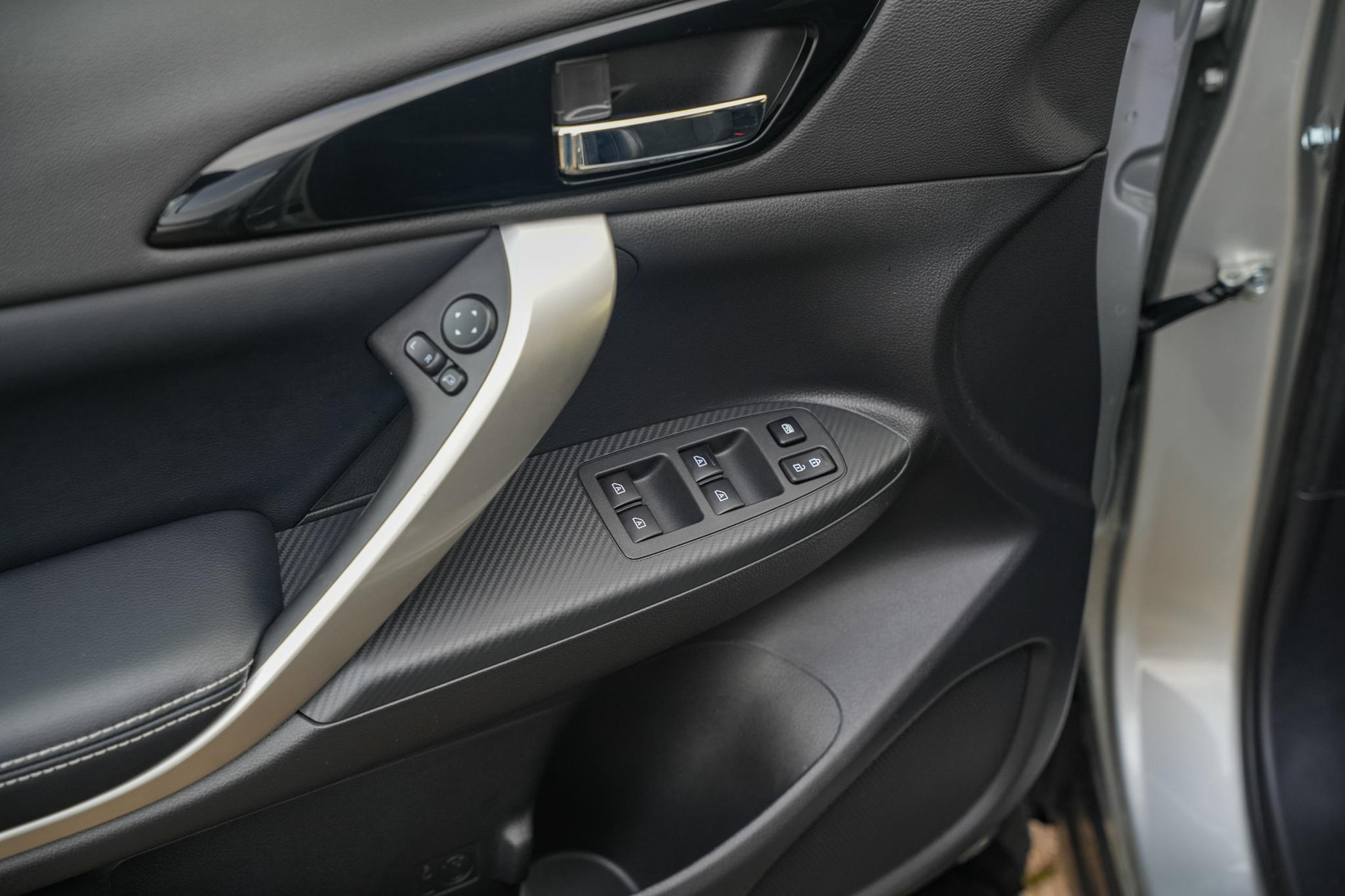 Mitsubishi Eclipse Cross 2.4 PHEV Intense+ 2023 Sterling silver m 14