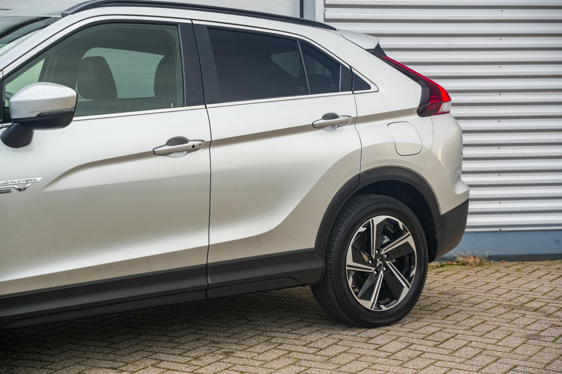 Mitsubishi Eclipse Cross 2.4 PHEV Intense+ 2023 Sterling silver m 32