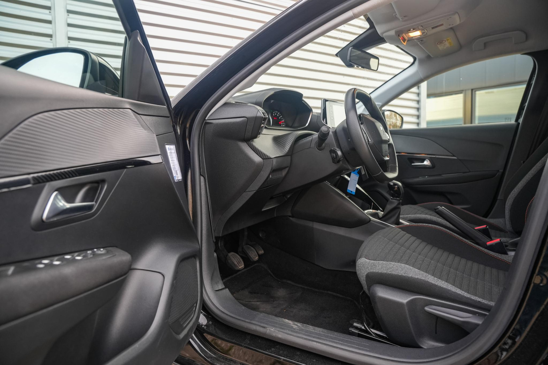 Peugeot 208 1.2 PureTech Active Pack 2022 Noir perla nera 6