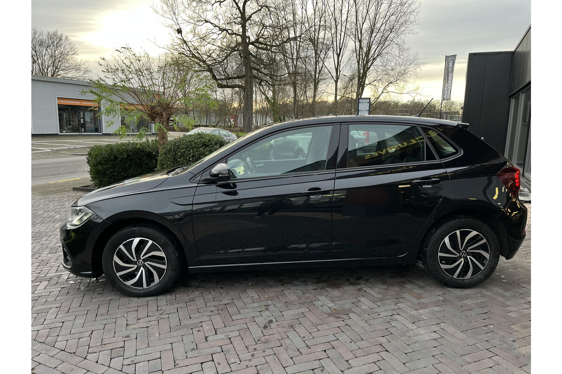 Volkswagen Polo 1.0 TSI Life Business 2022 Deep black 7