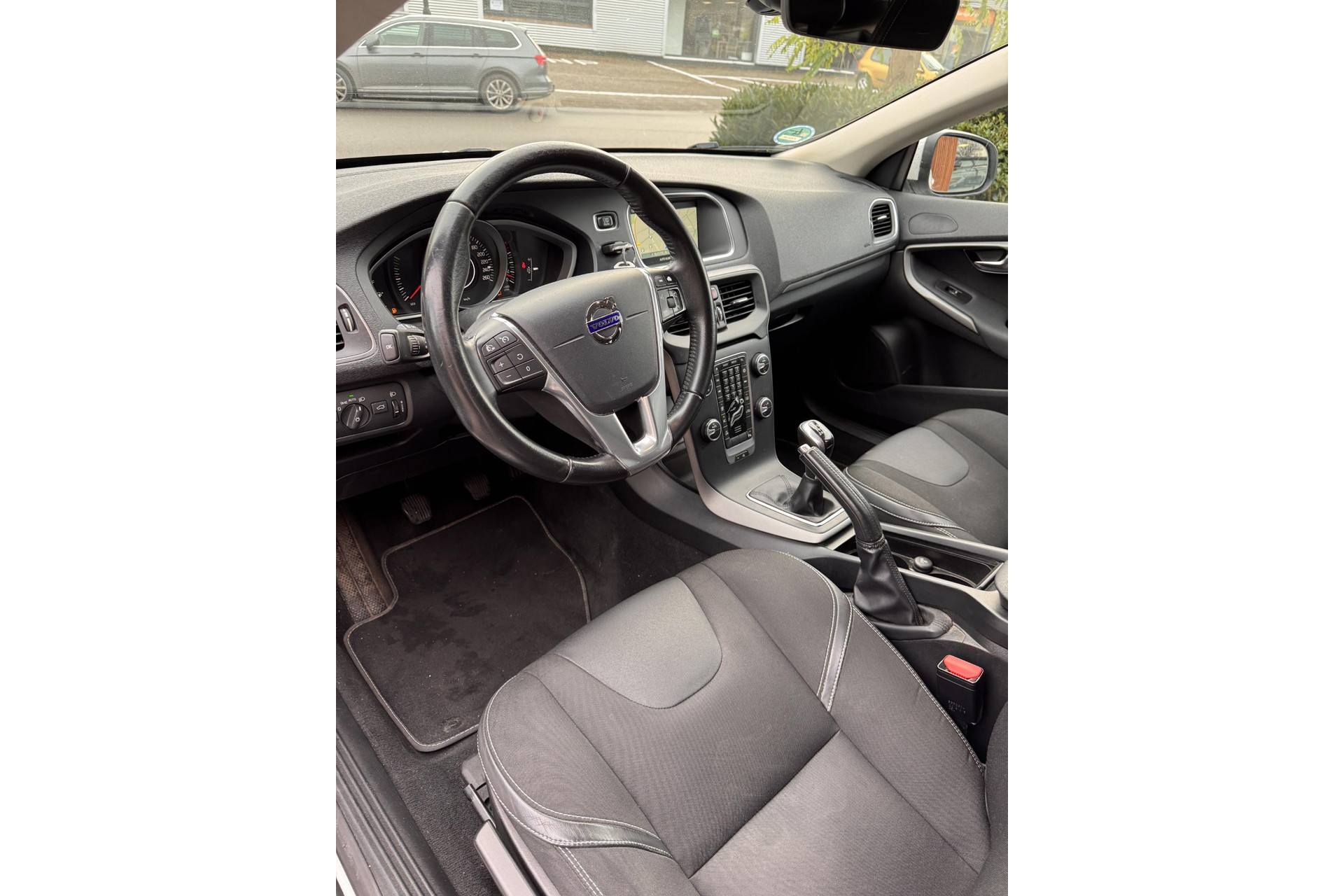 Volvo V40 2.0 T2 Momentum 2015 WHITE SOLID   (ICE WHITE) (614) 13