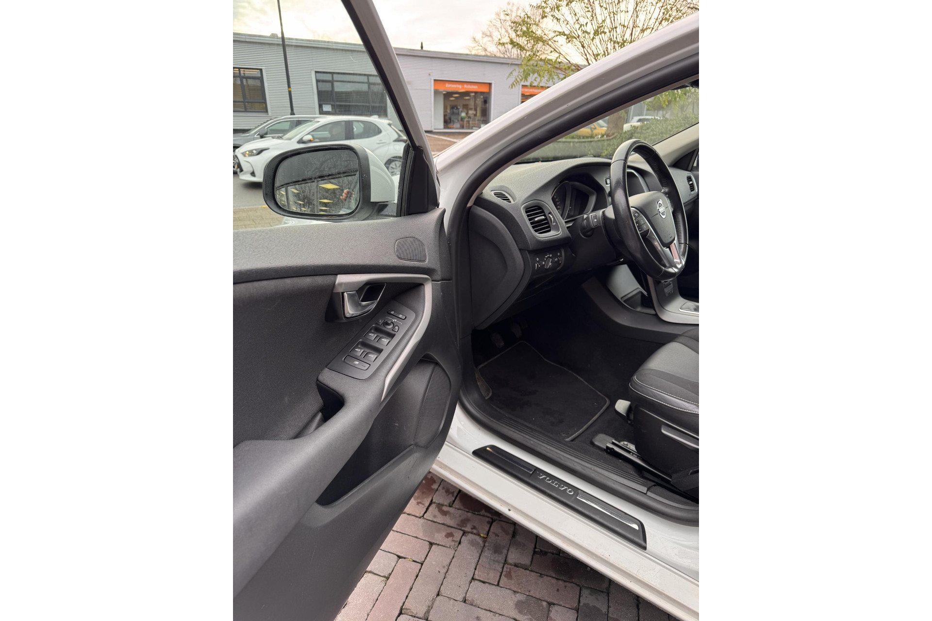 Volvo V40 2.0 T2 Momentum 2015 WHITE SOLID   (ICE WHITE) (614) 15