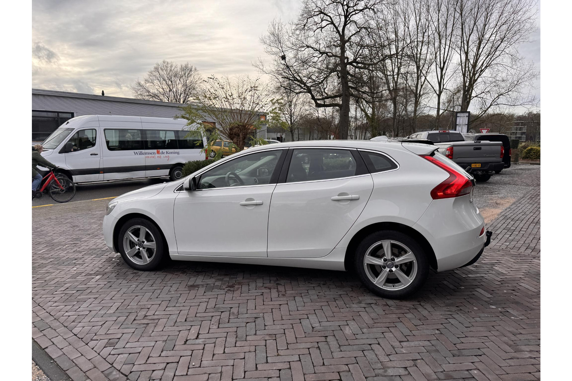 Volvo V40 2.0 T2 Momentum 2015 WHITE SOLID   (ICE WHITE) (614) 2