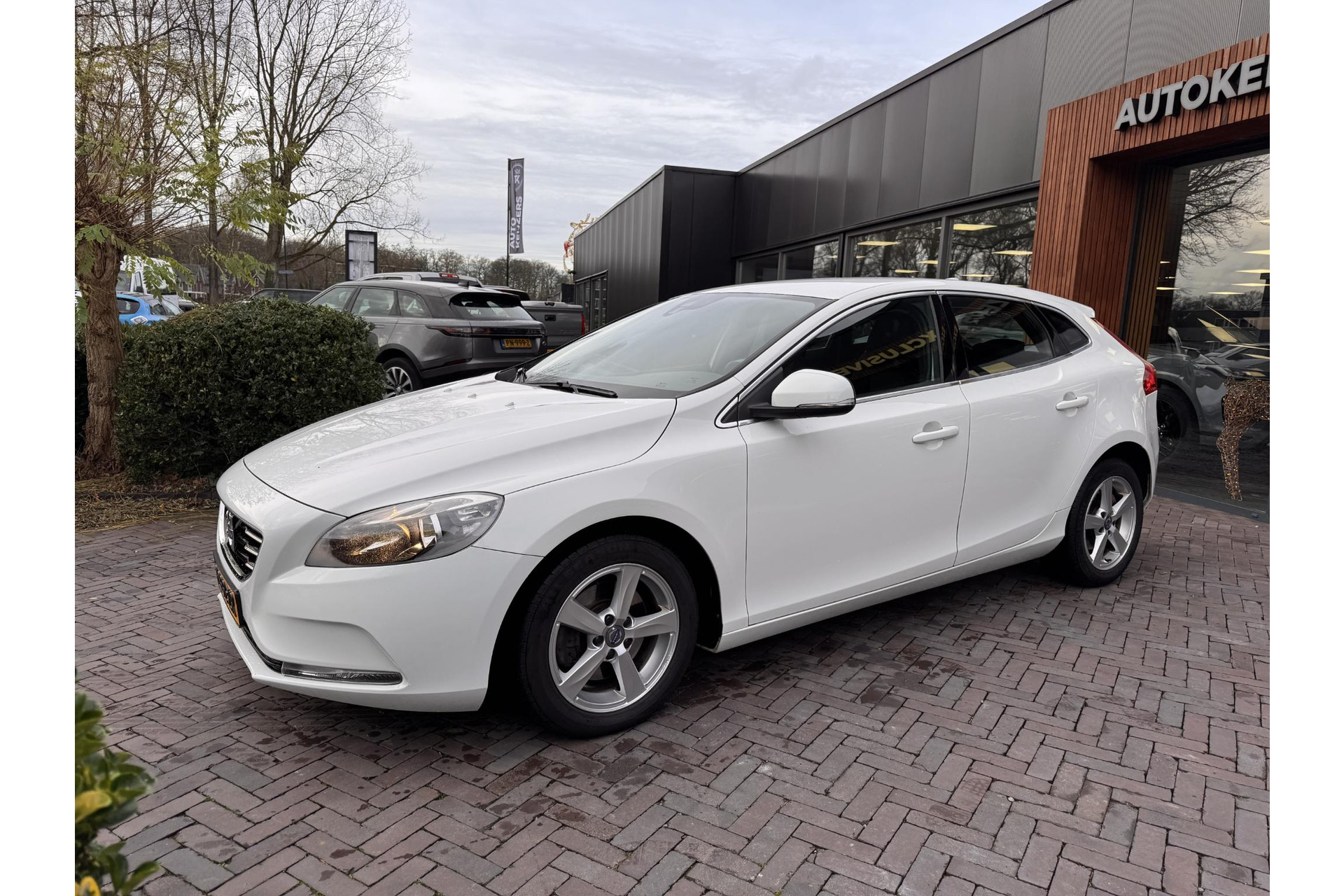 Volvo V40 2.0 T2 Momentum 2015 WHITE SOLID   (ICE WHITE) (614) 3