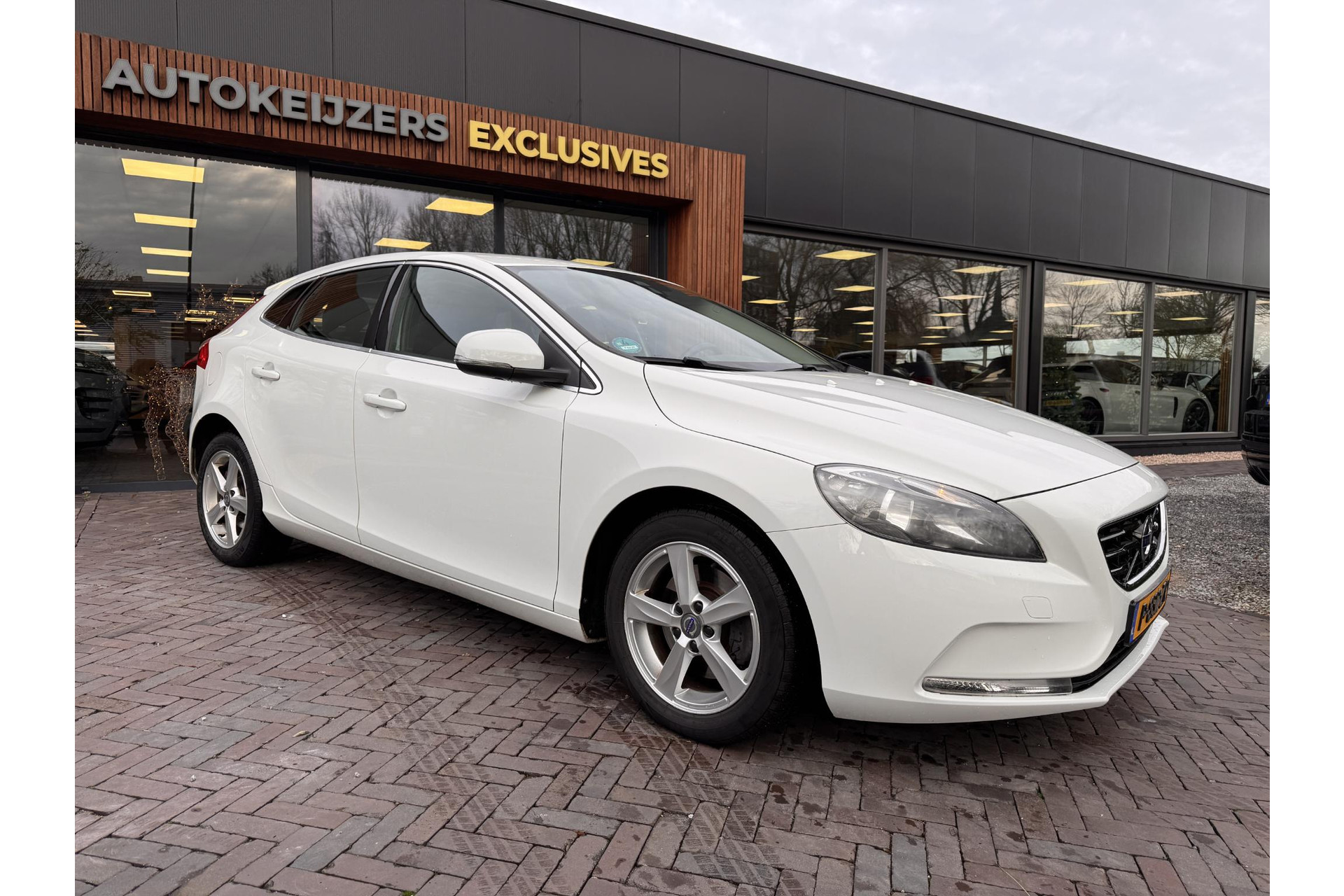 Volvo V40 2.0 T2 Momentum 2015 WHITE SOLID   (ICE WHITE) (614) 4