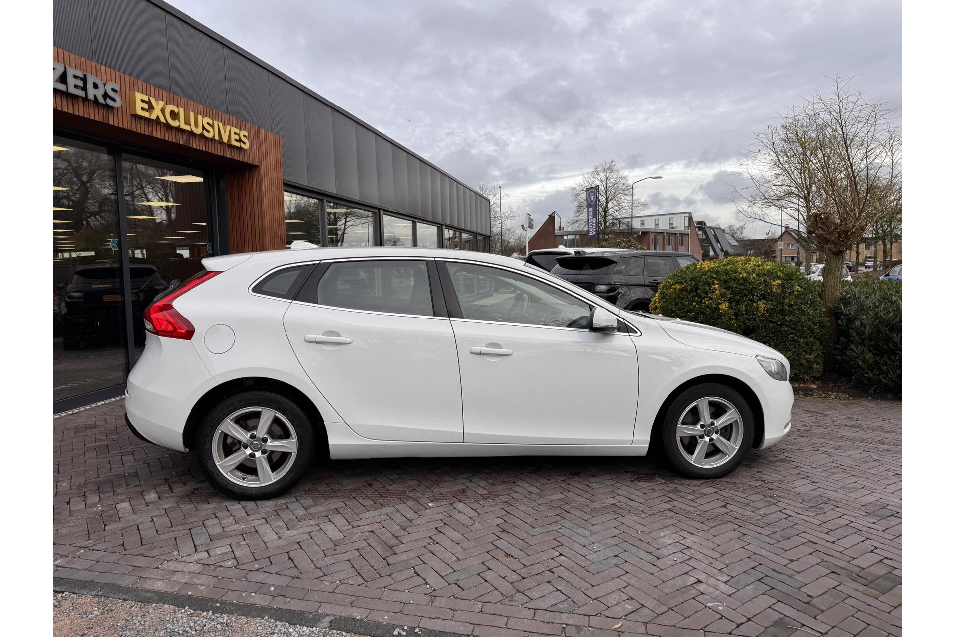 Volvo V40 2.0 T2 Momentum 2015 WHITE SOLID   (ICE WHITE) (614) 6