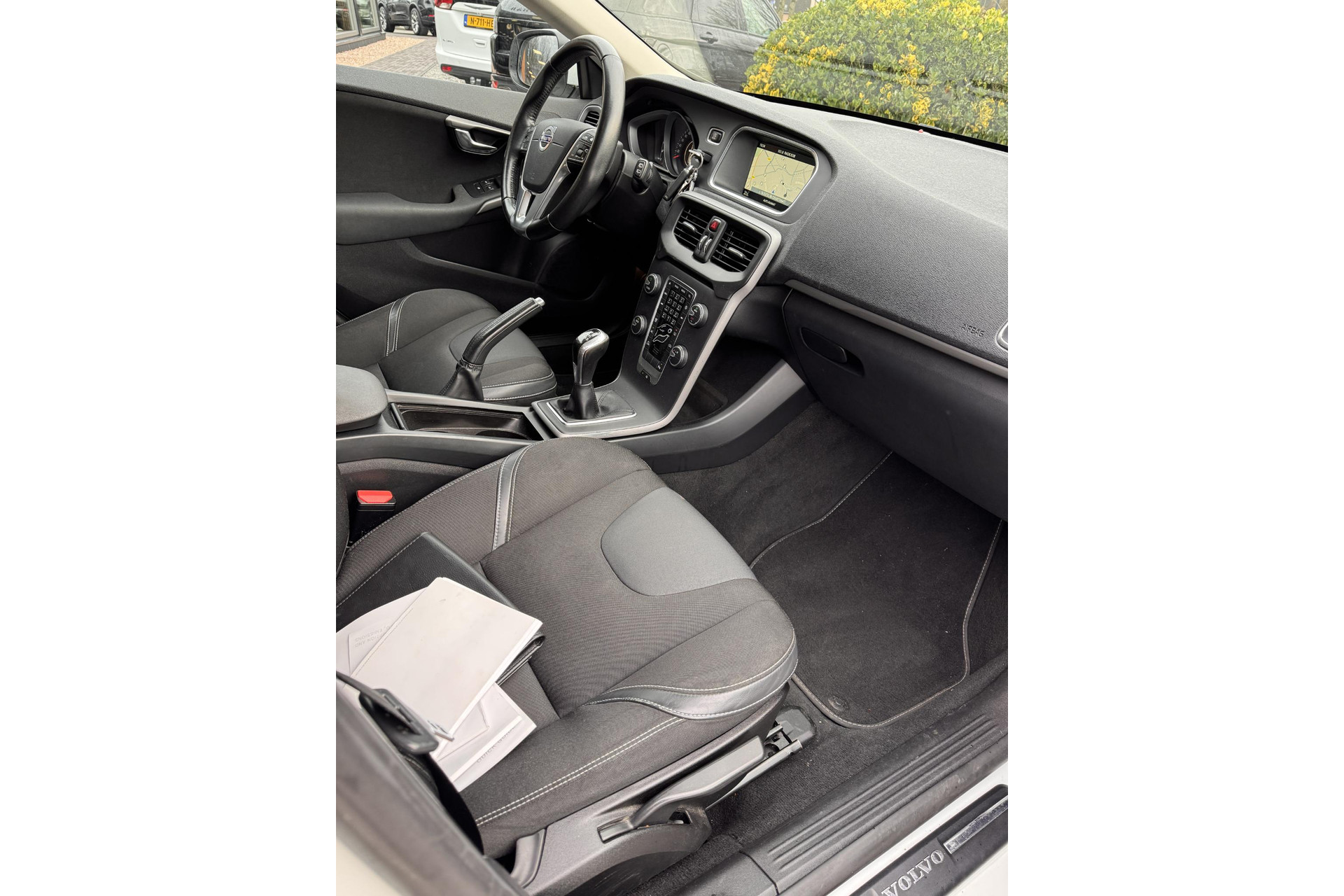 Volvo V40 2.0 T2 Momentum 2015 WHITE SOLID   (ICE WHITE) (614) 8