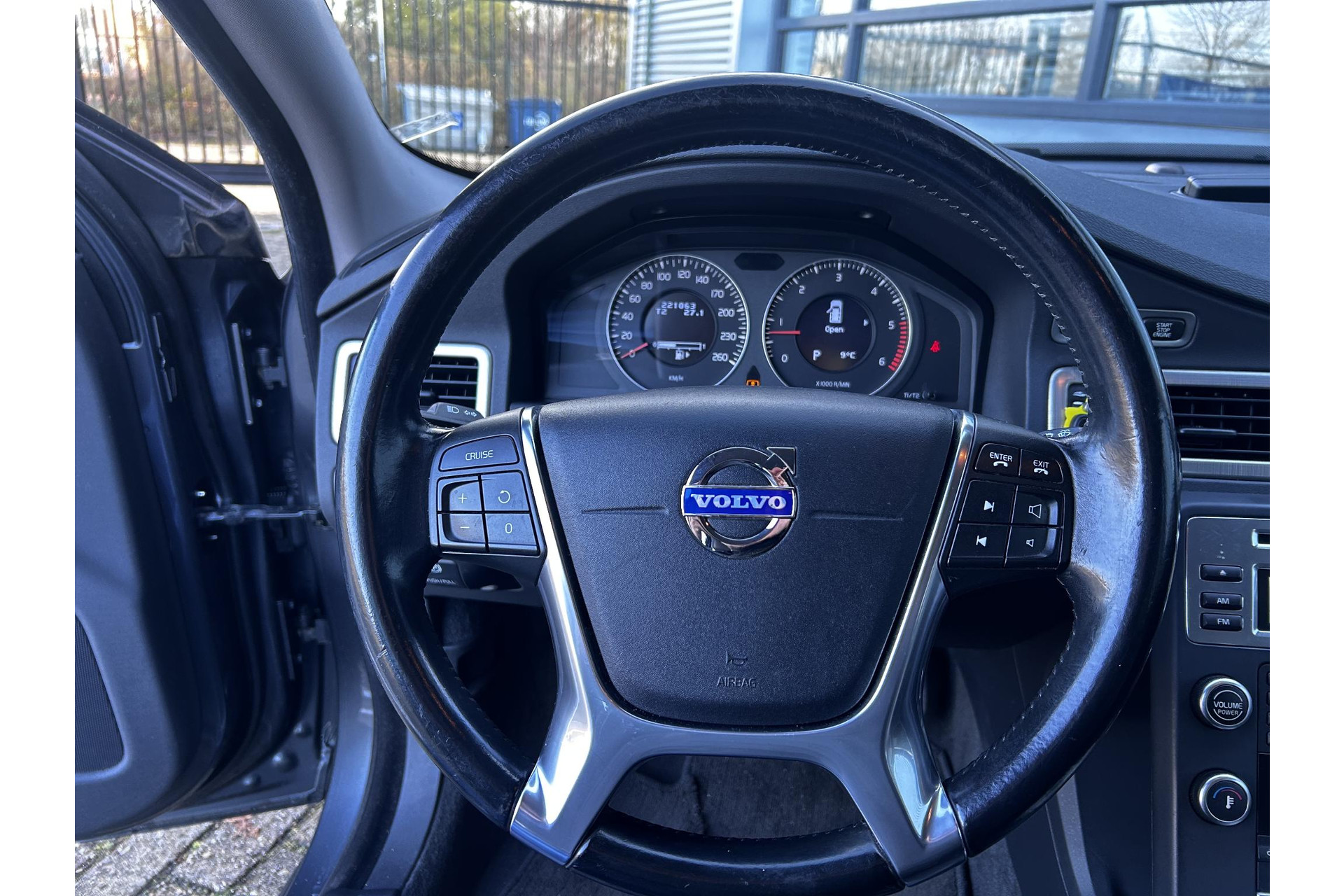 Volvo V70 2.4D Momentum 2010 TITANIUM GREY (455) 17