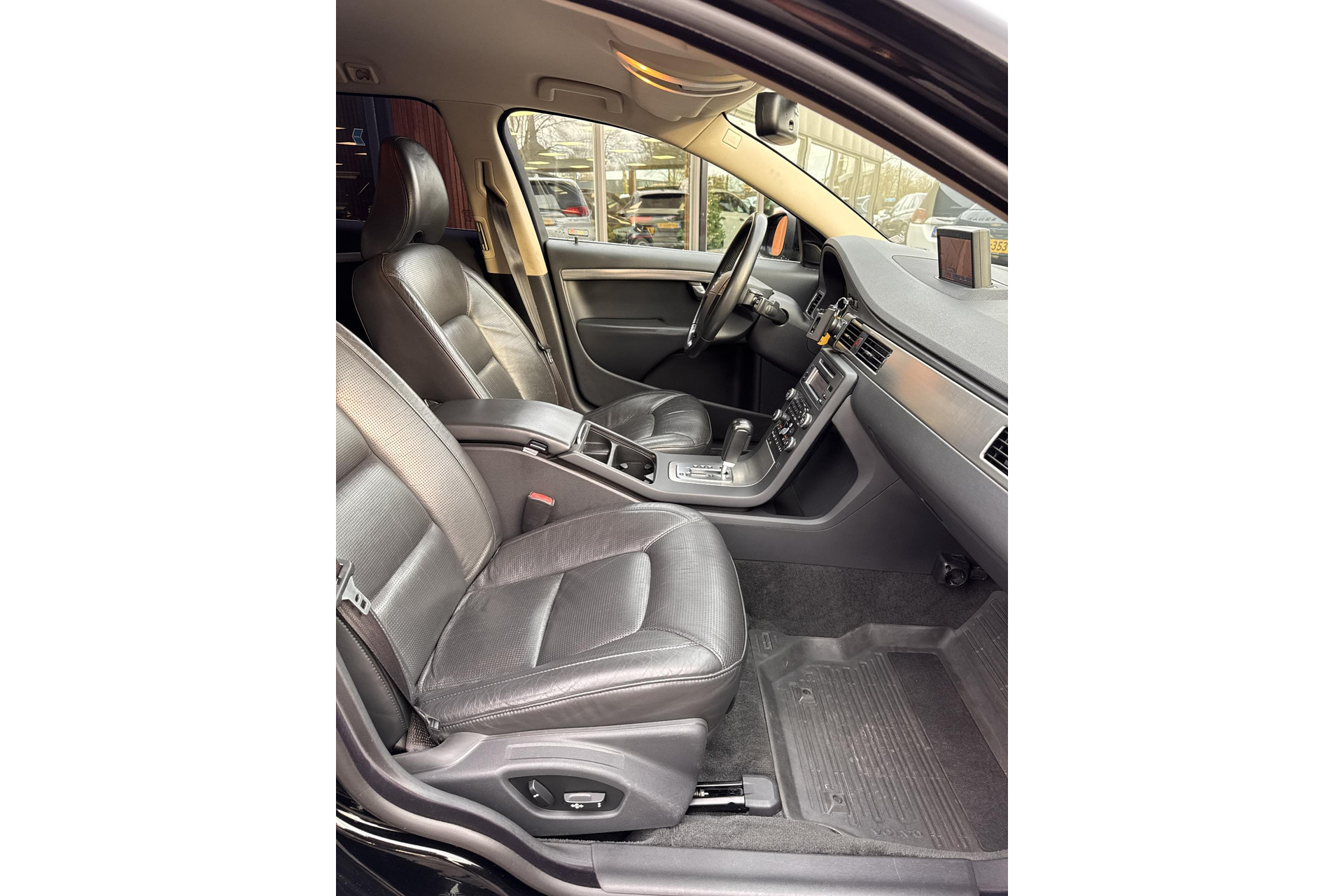 Volvo V70 3.2 Momentum 2007 BLACK SOLID (STONE) (019) 10