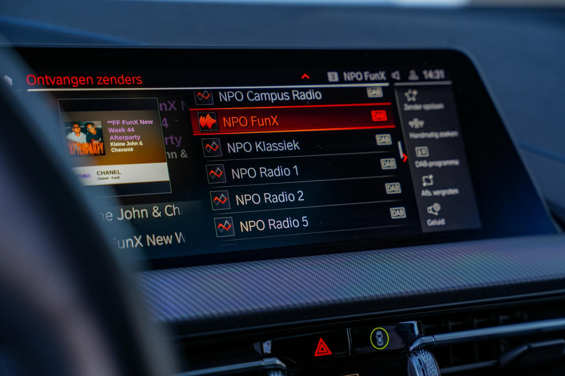 BMW 1-serie 118i Executive Edition 2021 Saphirschwarz metallic 18