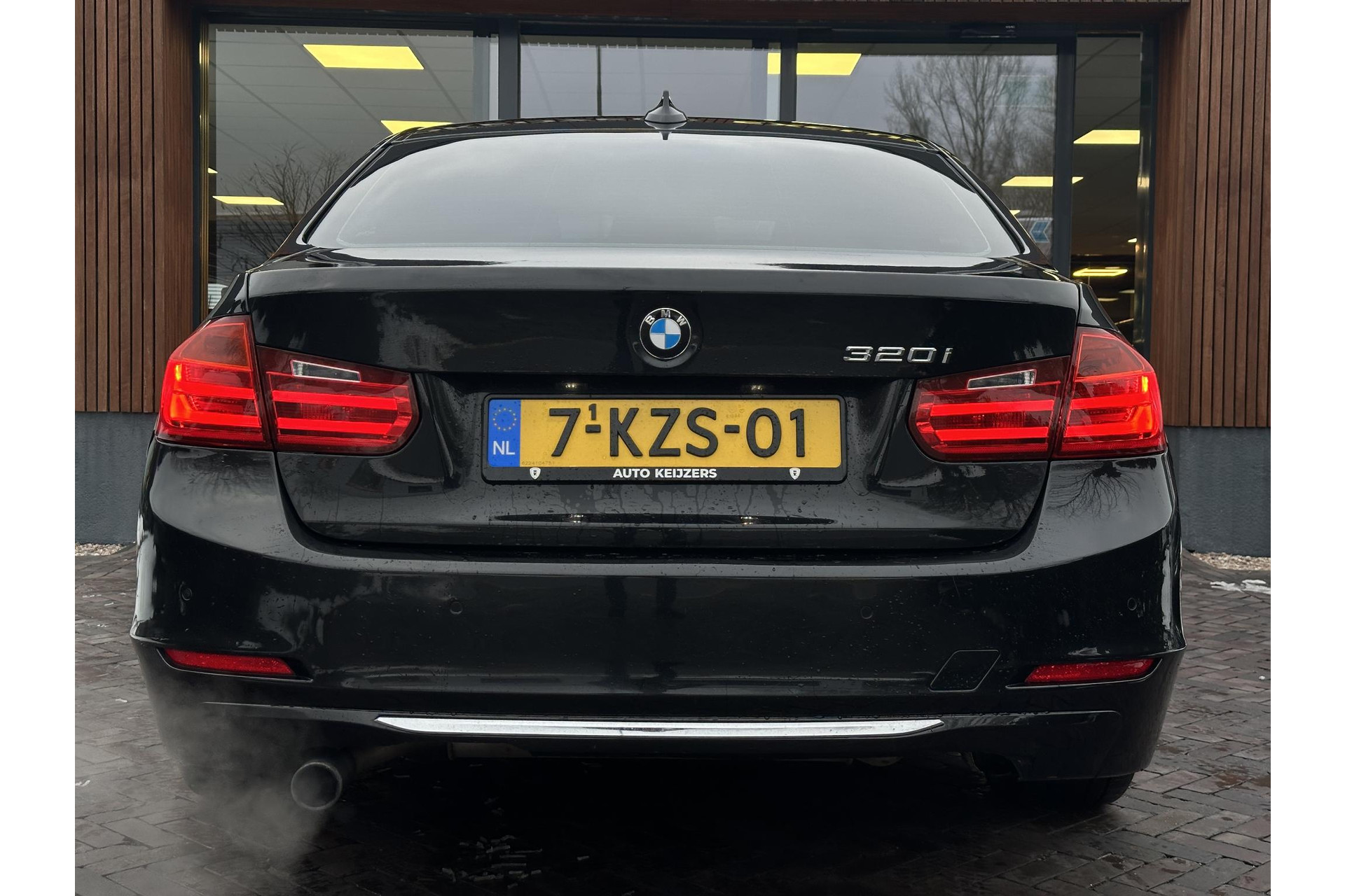 BMW 3-serie 320i EfficientDynamics Edition High Executive 2013 BLACK SAPPHIRE METALLIC (475) 17
