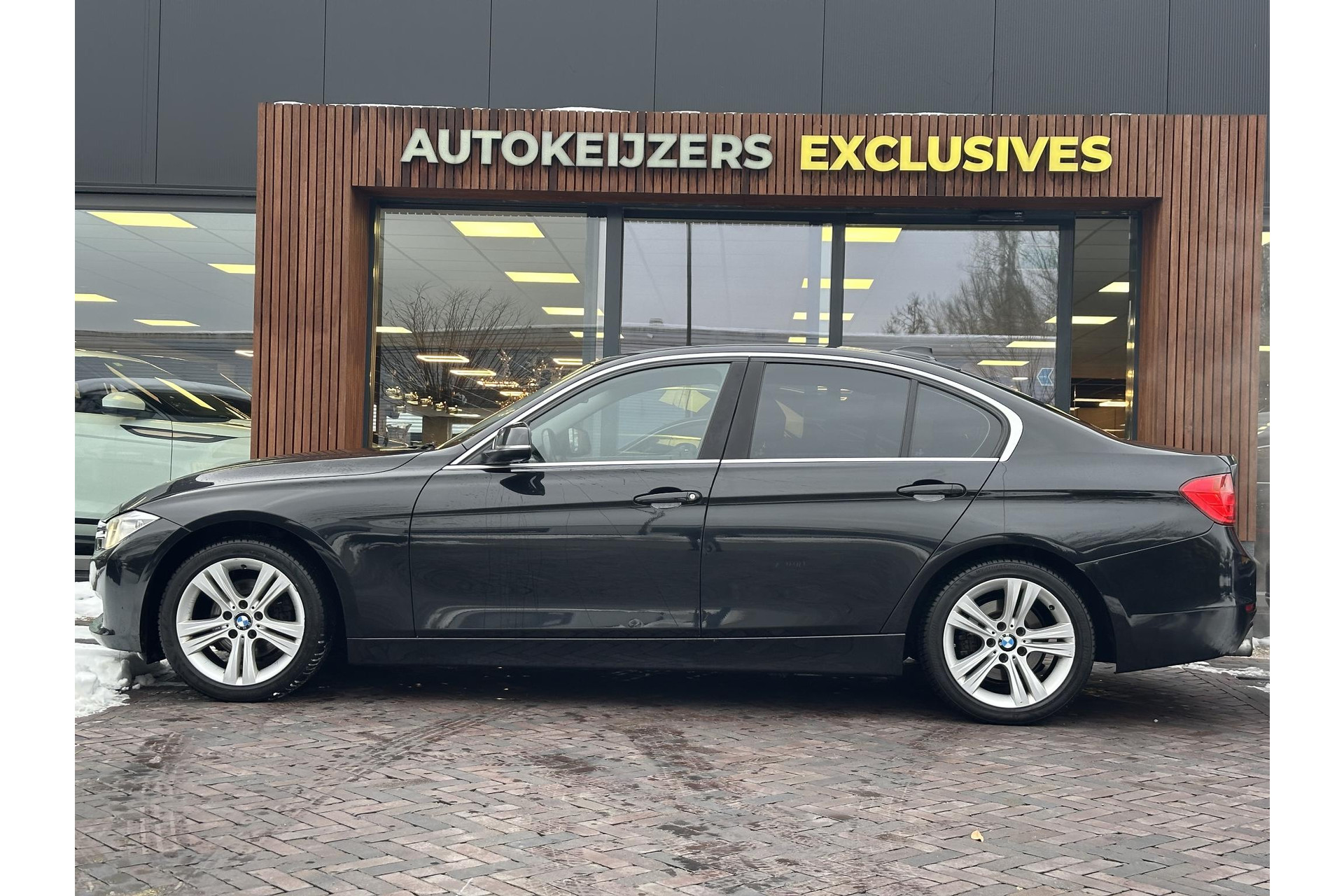 BMW 3-serie 320i EfficientDynamics Edition High Executive 2013 BLACK SAPPHIRE METALLIC (475) 4