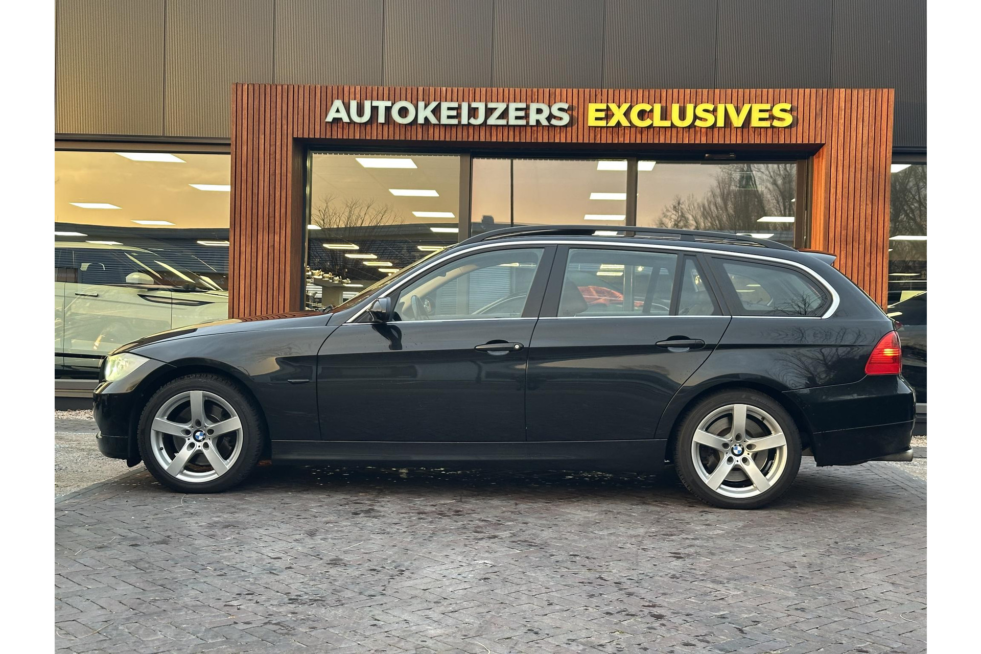 BMW 3 Serie Touring 325xi High Executive 2008 Saphirschwarz metallic 4